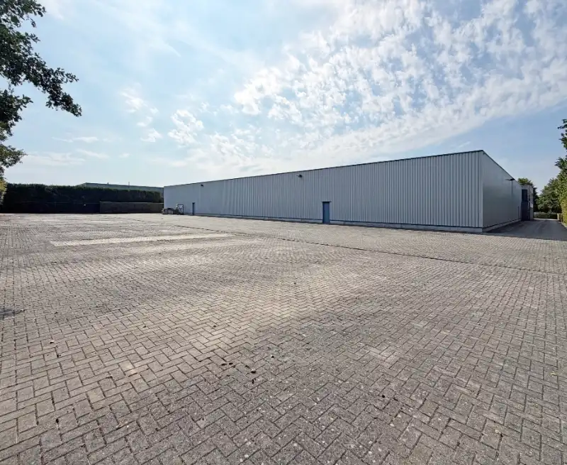 GEEL: Bedrijfsgebouw met kantoren en ruime buitenstockage foto 14