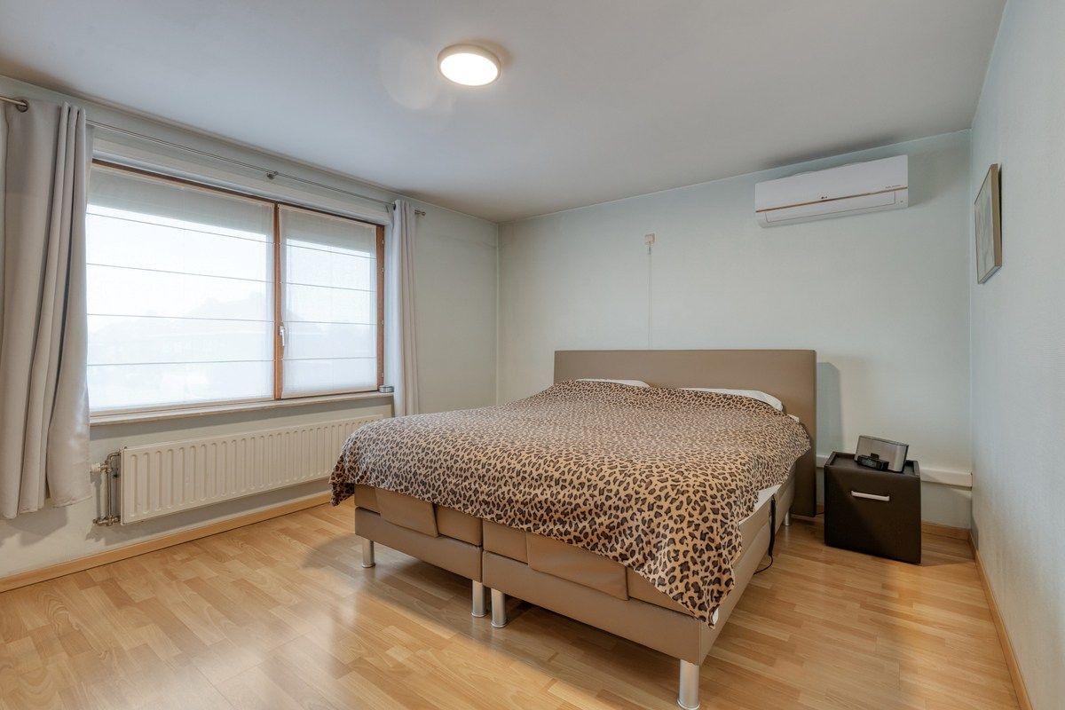 Energiezuinige halfopen bebouwing met 4 slaapkamers en 2 garages! foto 16