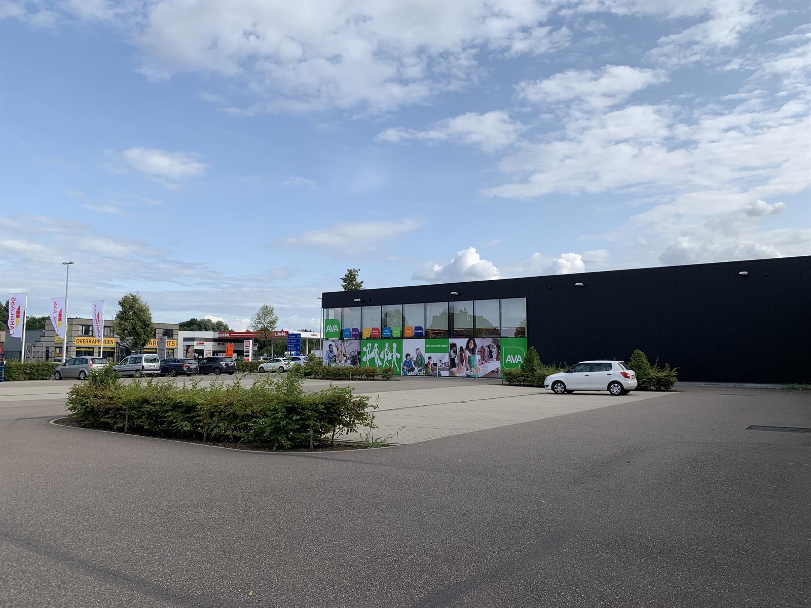 COMMERCIËLE RUIMTE 1.000M² MET PARKING LANGS RIJKSWEG IN MAASMECHELEN.  foto 4