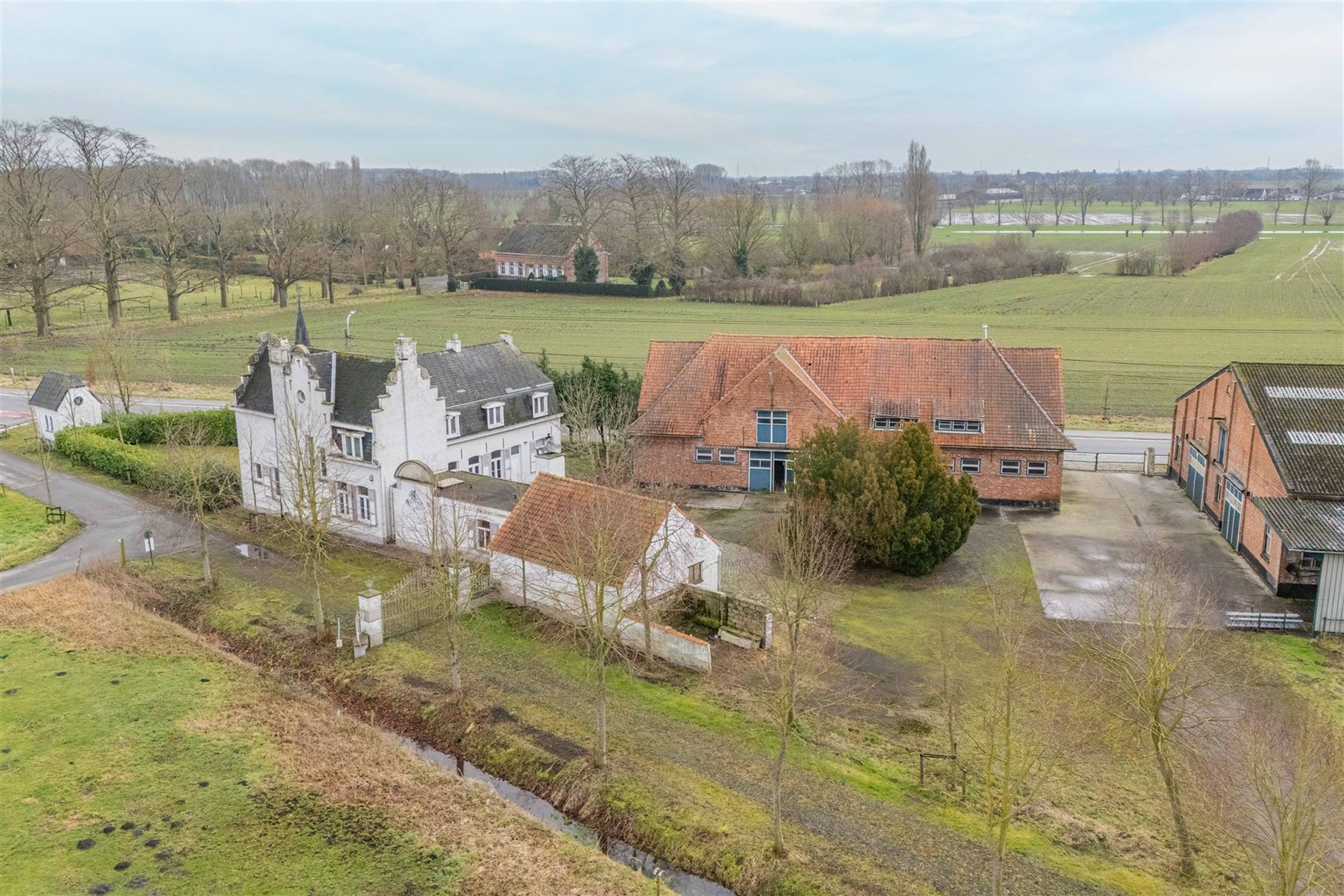 Hoofdfoto van de publicatie: Karakterwoning met riante bijgebouwen