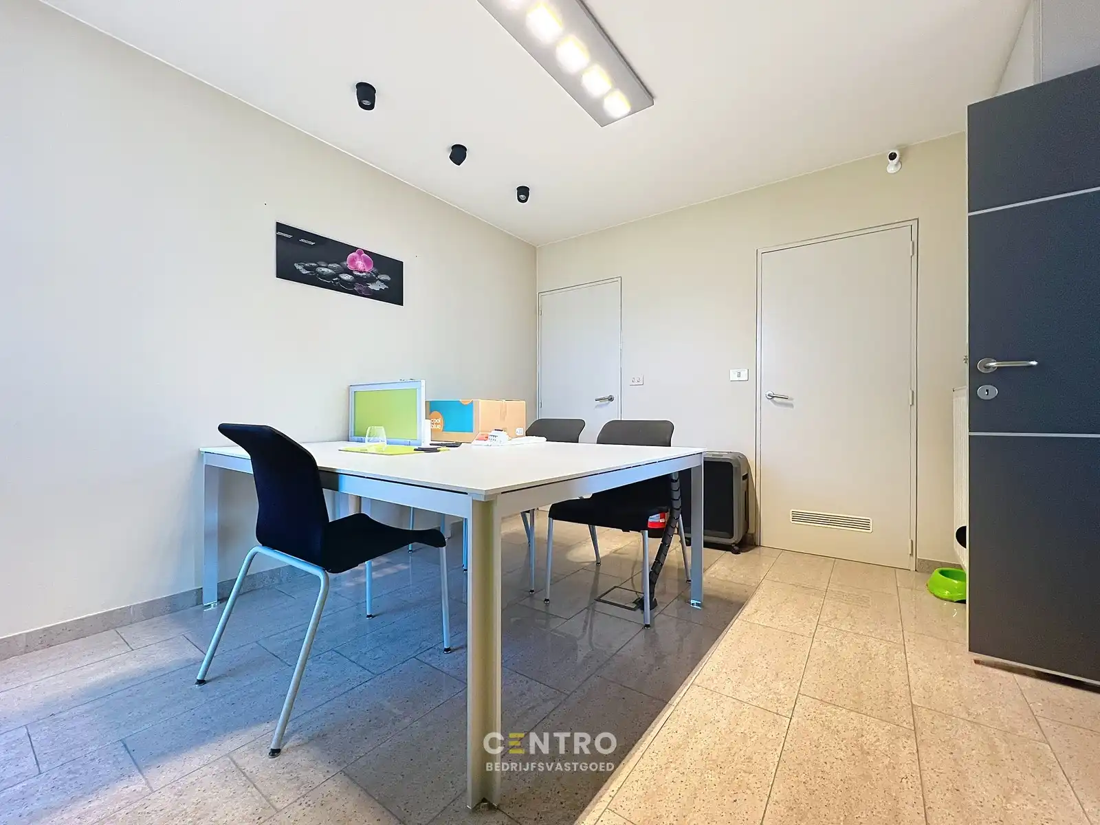 Instapklare, gemeubileerde KANTOORRUIMTE TE HUUR met 5 private parkeerplaatsen voor de deur. Op strategische ligging te Roeselare! foto 14