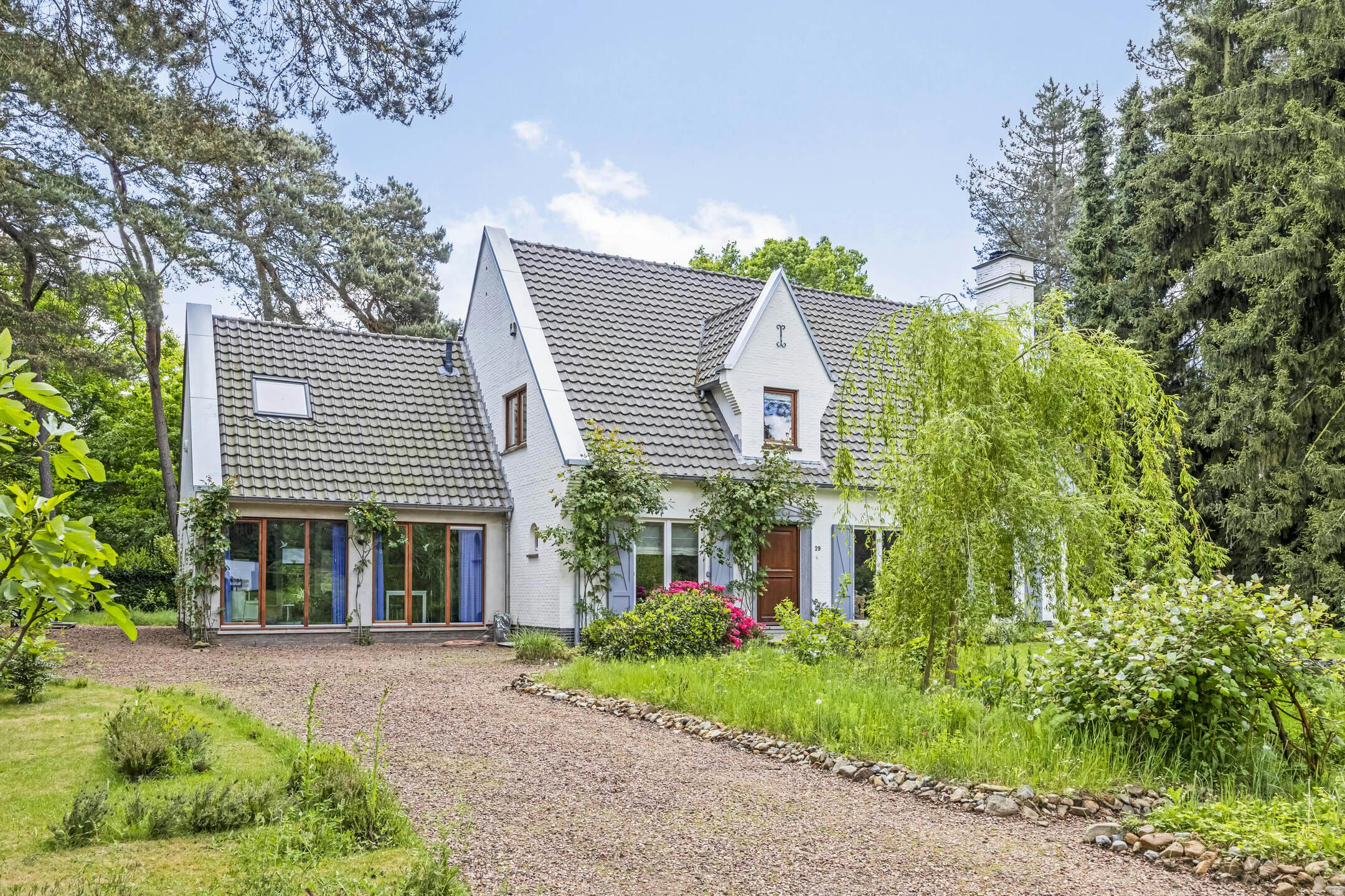 Hoofdfoto van de publicatie: Villa met vakantiewoning te koop in Maasmechelen