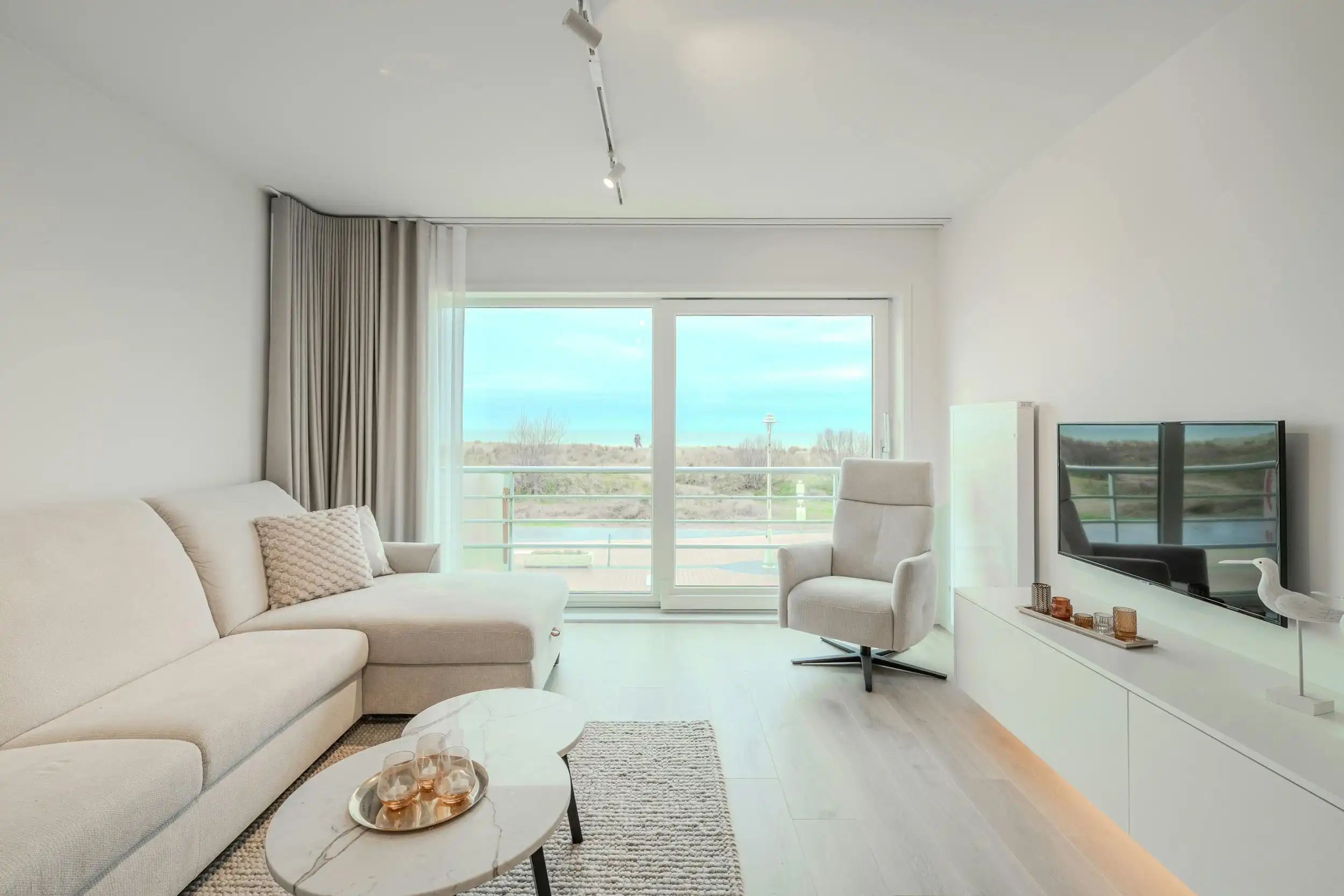 Prachtig gerenoveerd appartement met frontaal zeezicht! foto 4