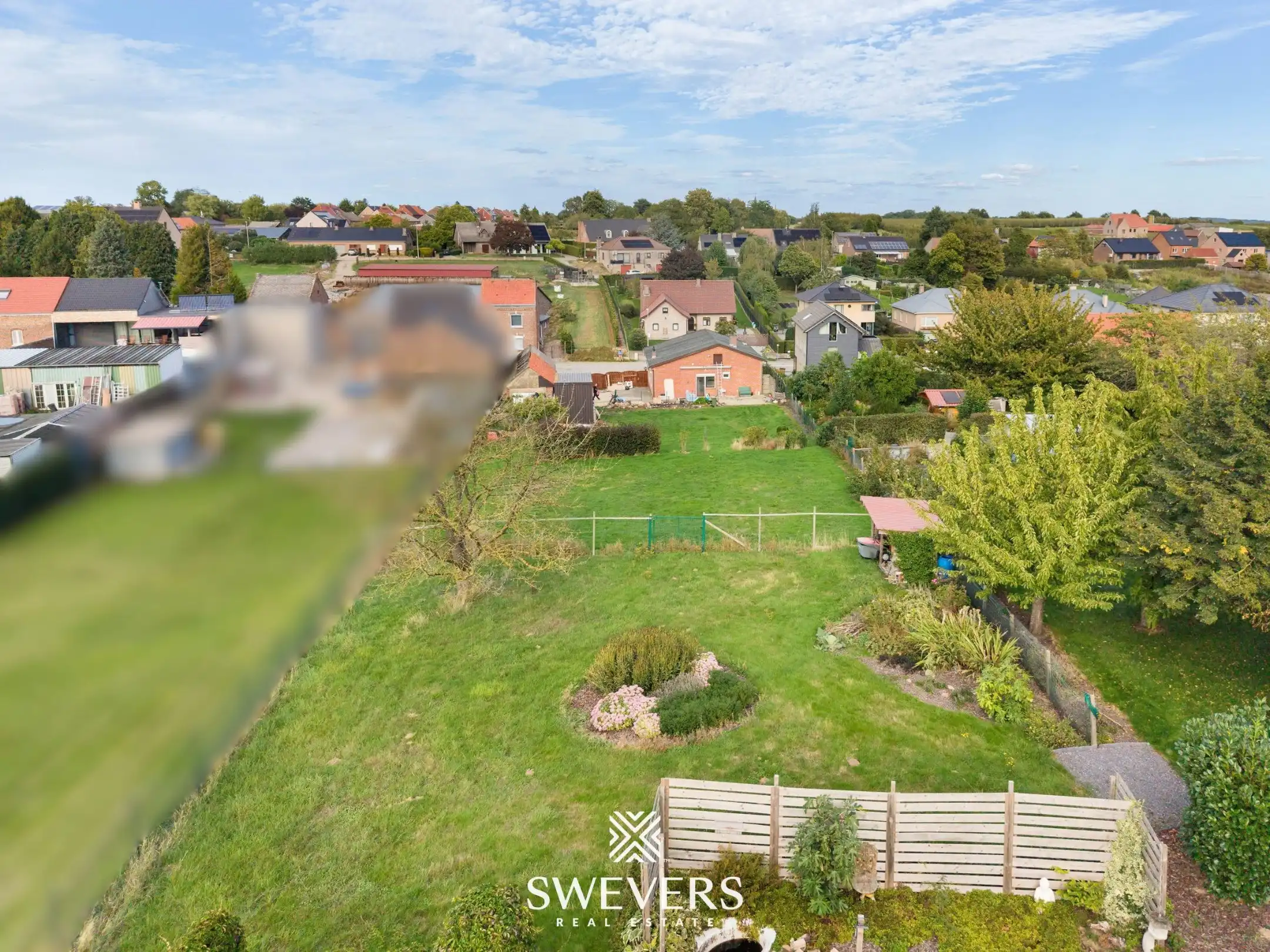 Gelijkvloerse woning met 2 slaapkamers, dubbele garage en een uitzonderlijk groot perceel foto 2