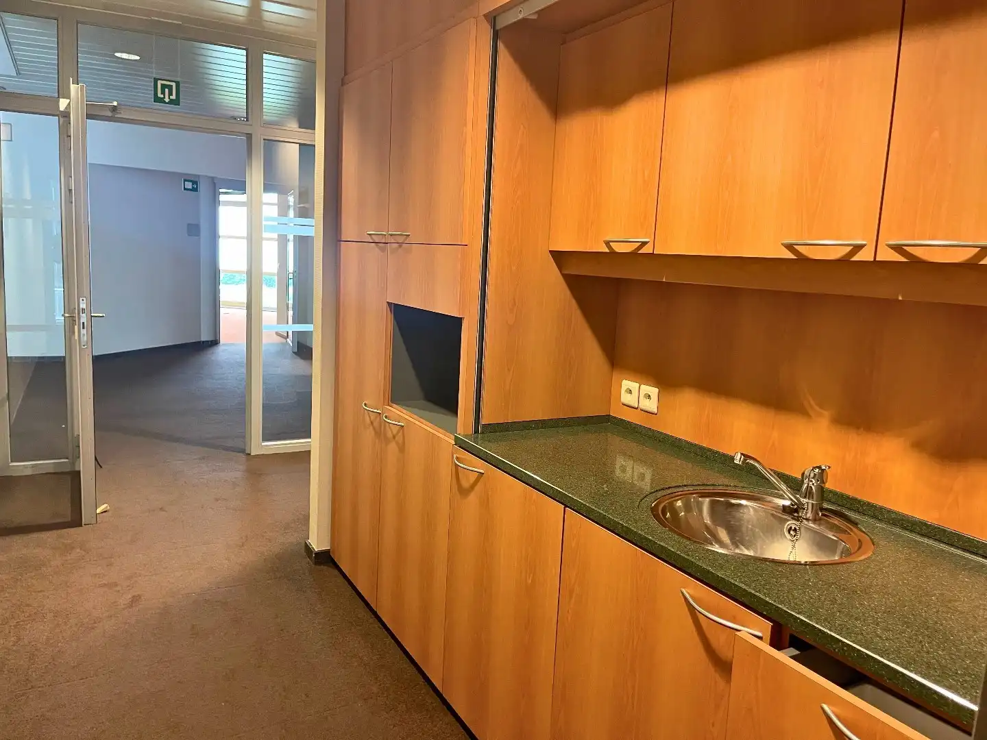 Handelsgelijkvloers 433m² met 3 parkings en kelder op commerciële topligging foto 15