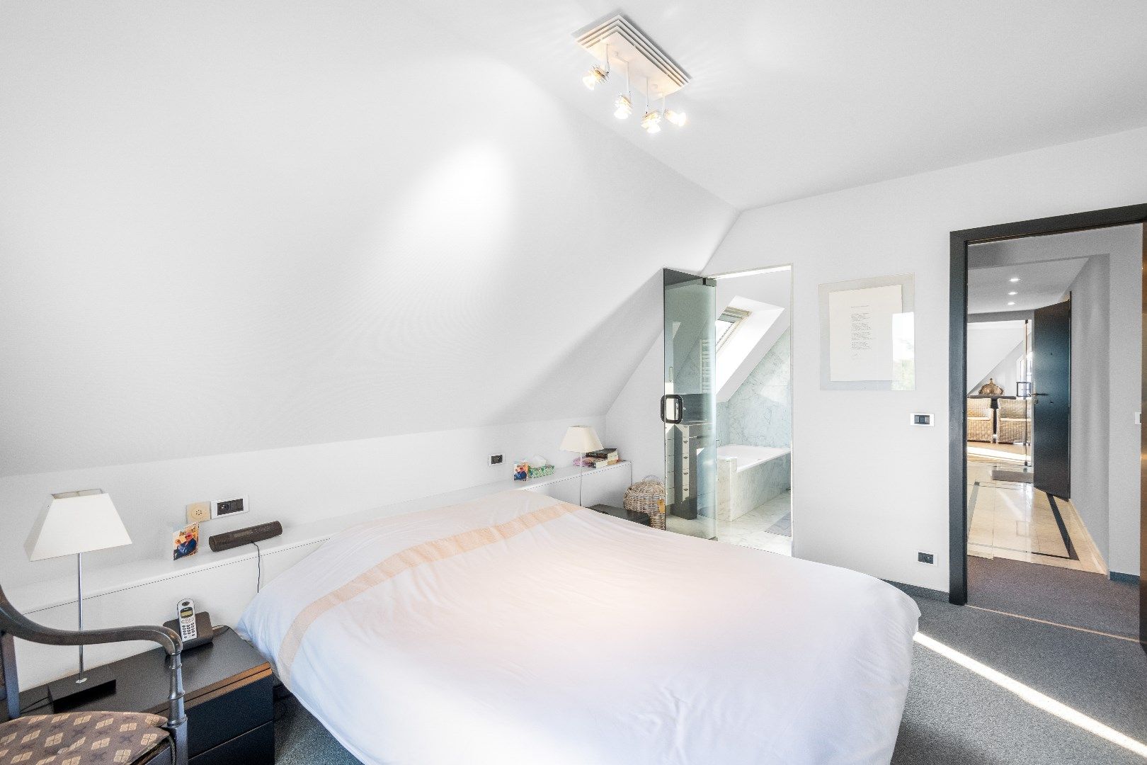 Uniek gelegen appartement (plateau) in een villa residentie met weidse zichten op enkele passen van het Albertplein en de Zeedijk.  foto 13