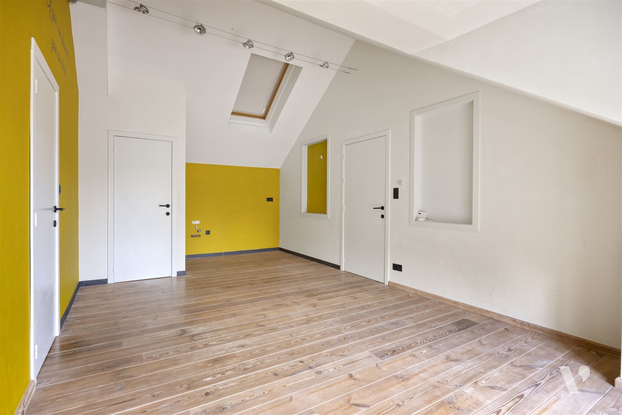 Prachtig gerenoveerde woning (279m²) met zwemvijver foto 19
