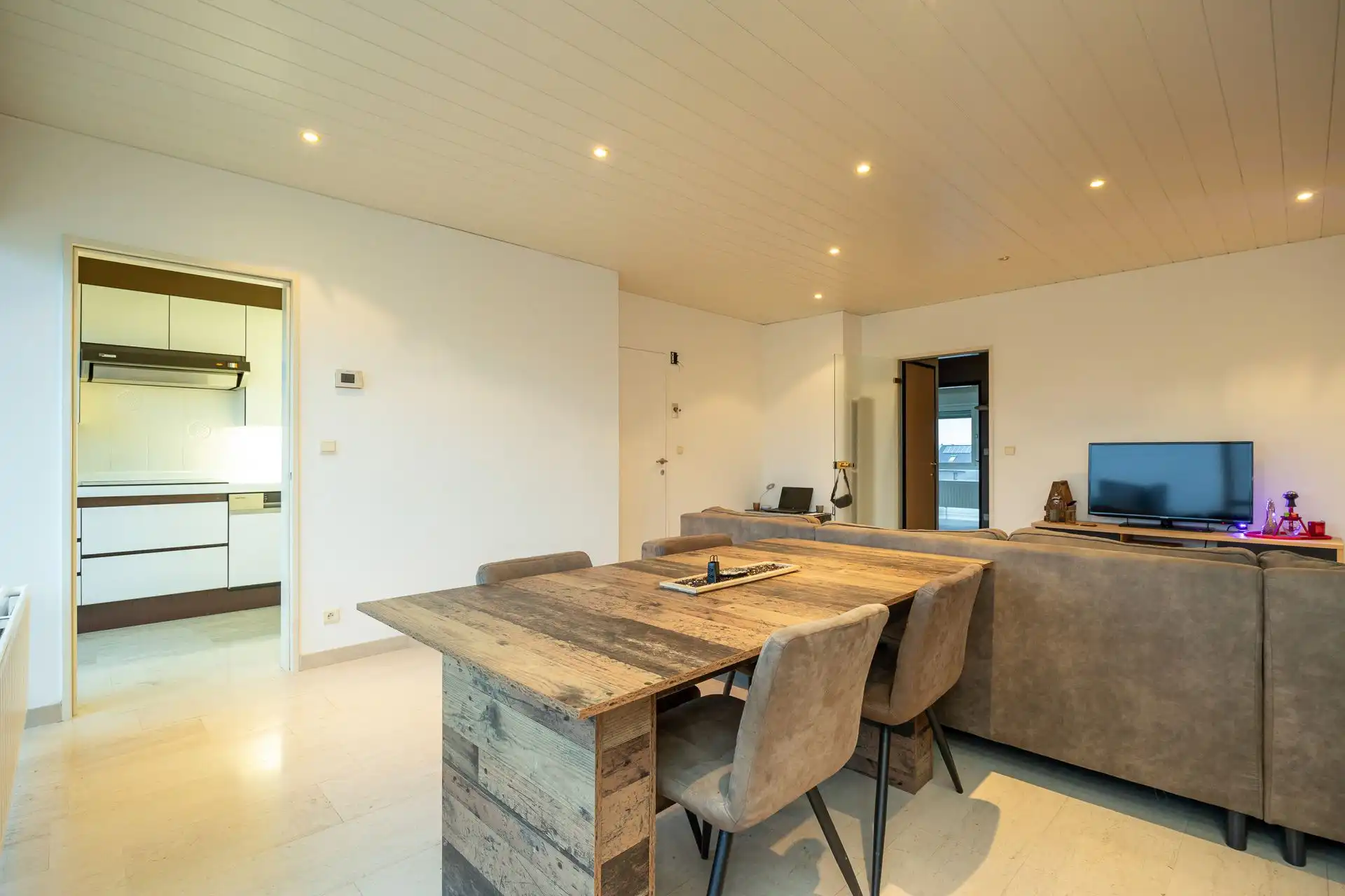 Lichtrijk appartement met drie slaapkamers en terras foto 33