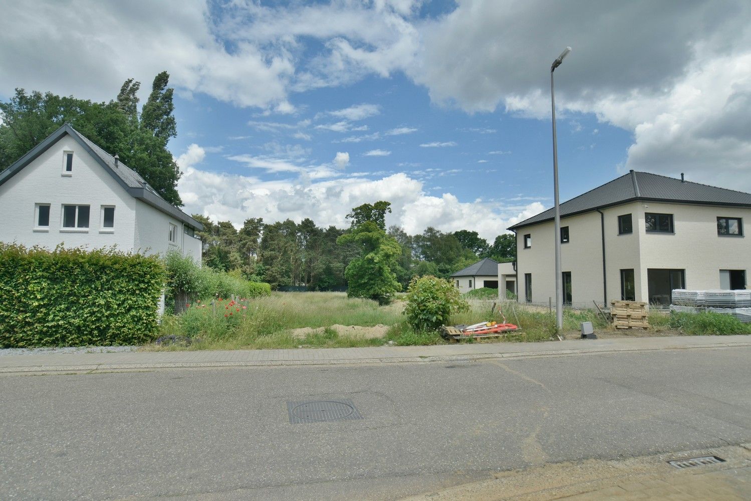 Mooie bouwgrond van 891 m² geschikt voor open bebouwing, met achterliggende huisweide van 4.261 m², residentieel gelegen te Neerharen. foto {{pictureIndex}}