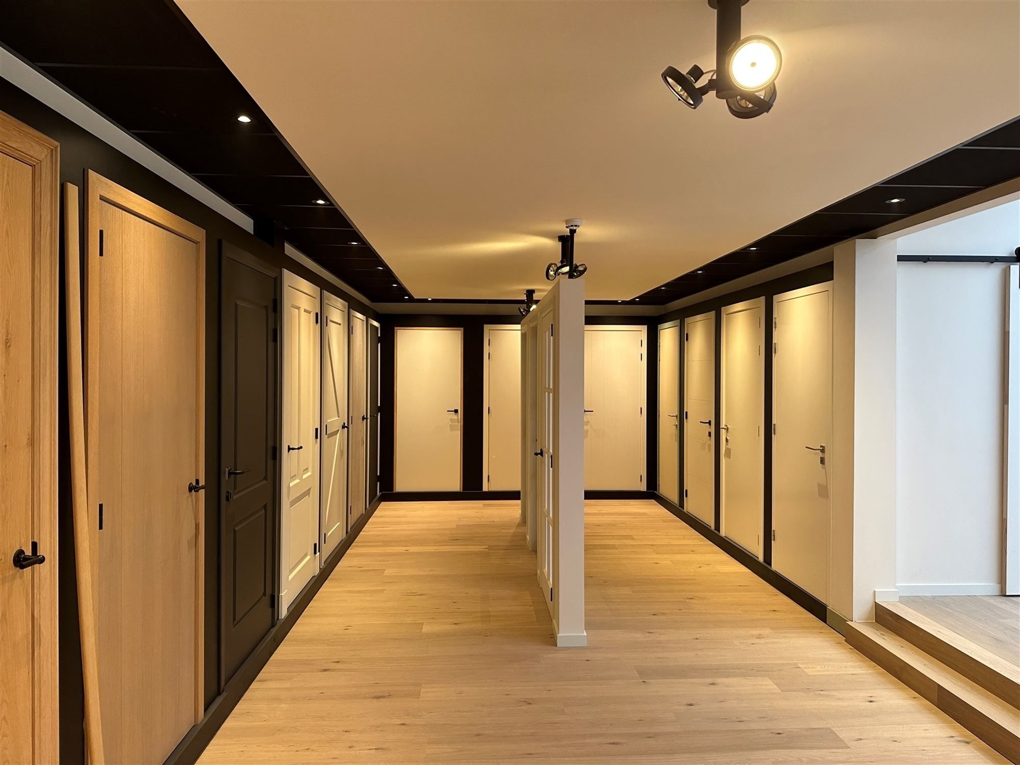 KMO-unit met kantoorruimte en toonzaal foto 33