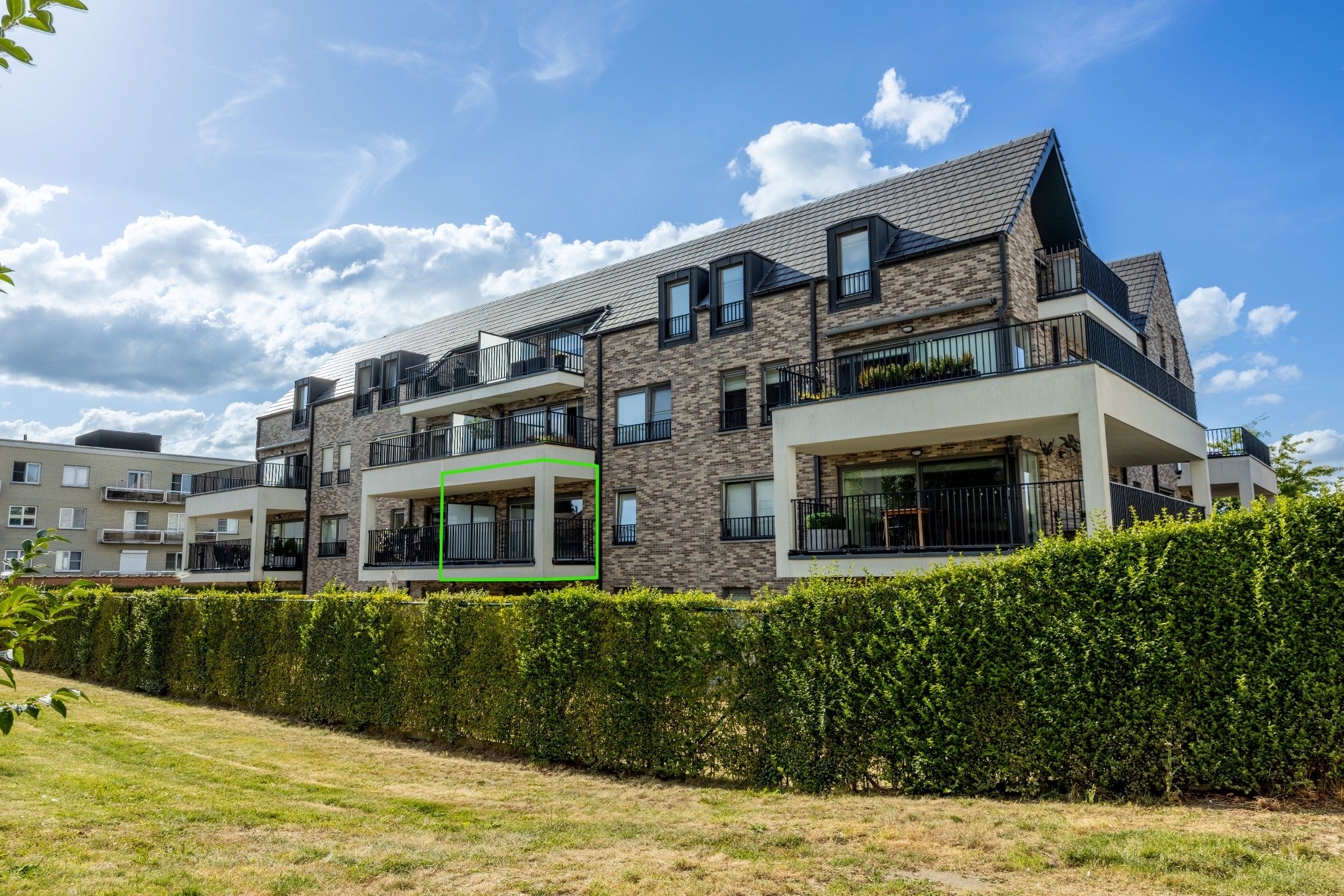 RECENT APPARTEMENT MET PRACHTIG ZONNETERRAS EN DUBBELE GARAGE foto {{pictureIndex}}