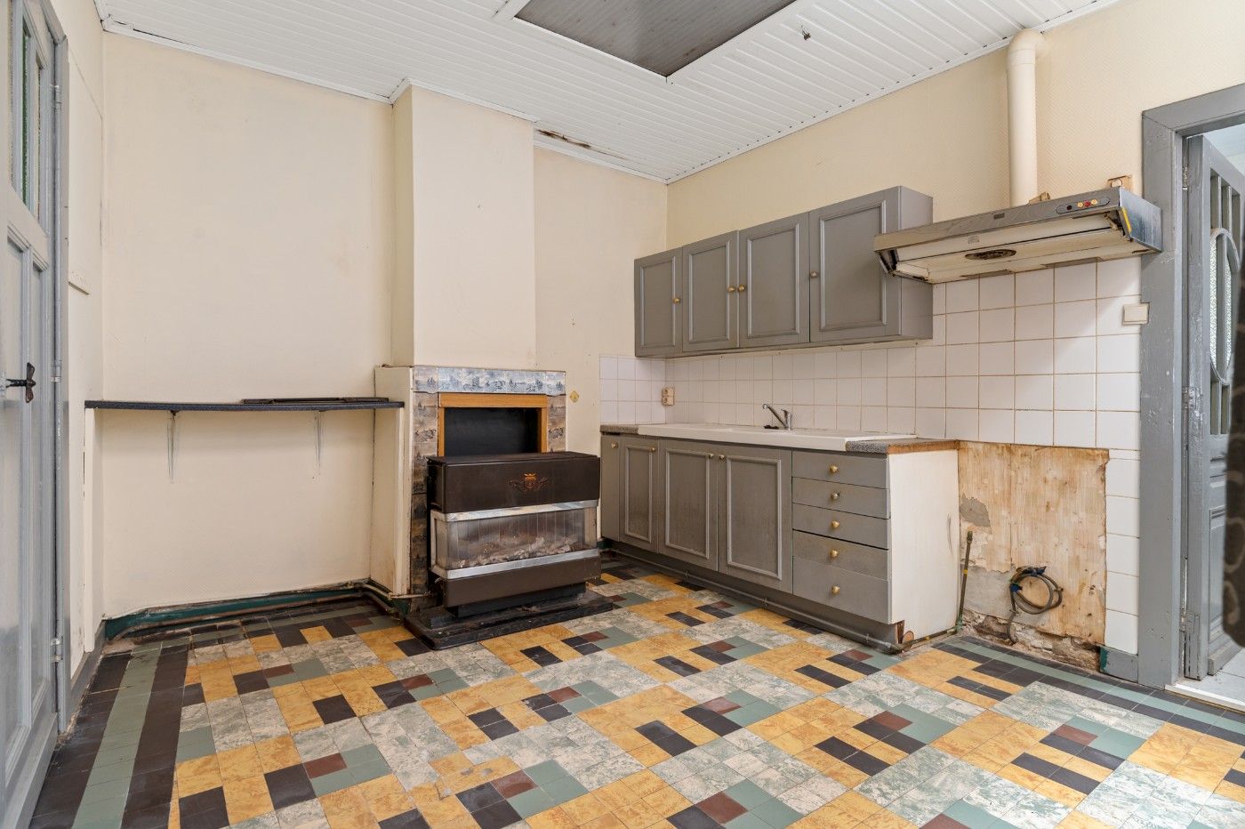 Charmante, te renoveren woning met 2 slpk. en tuin foto 8