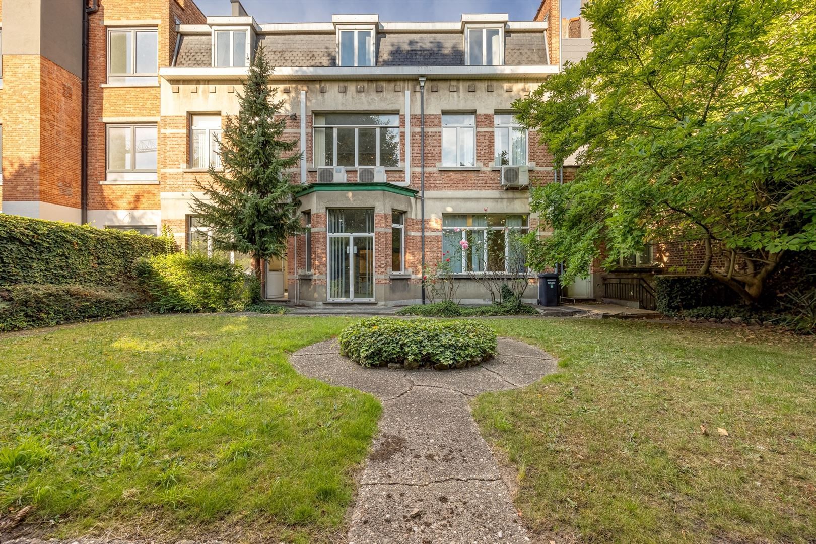 Groot kantoorgebouw op een ideale locatie! foto 2