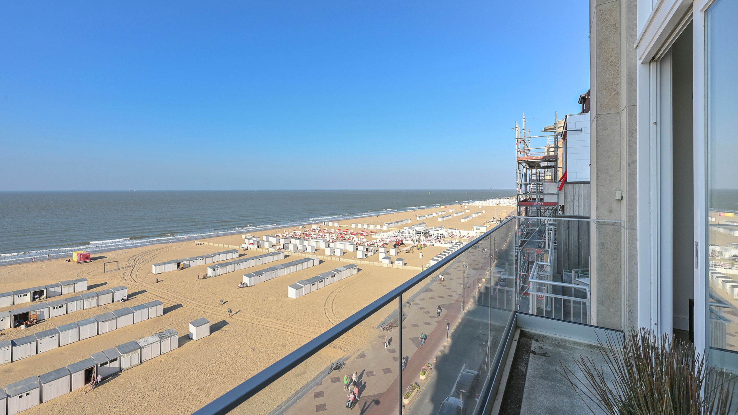 EXCLUSIEF mezzanine-appartement, gelegen op Zeedijk Zoute... foto {{pictureIndex}}