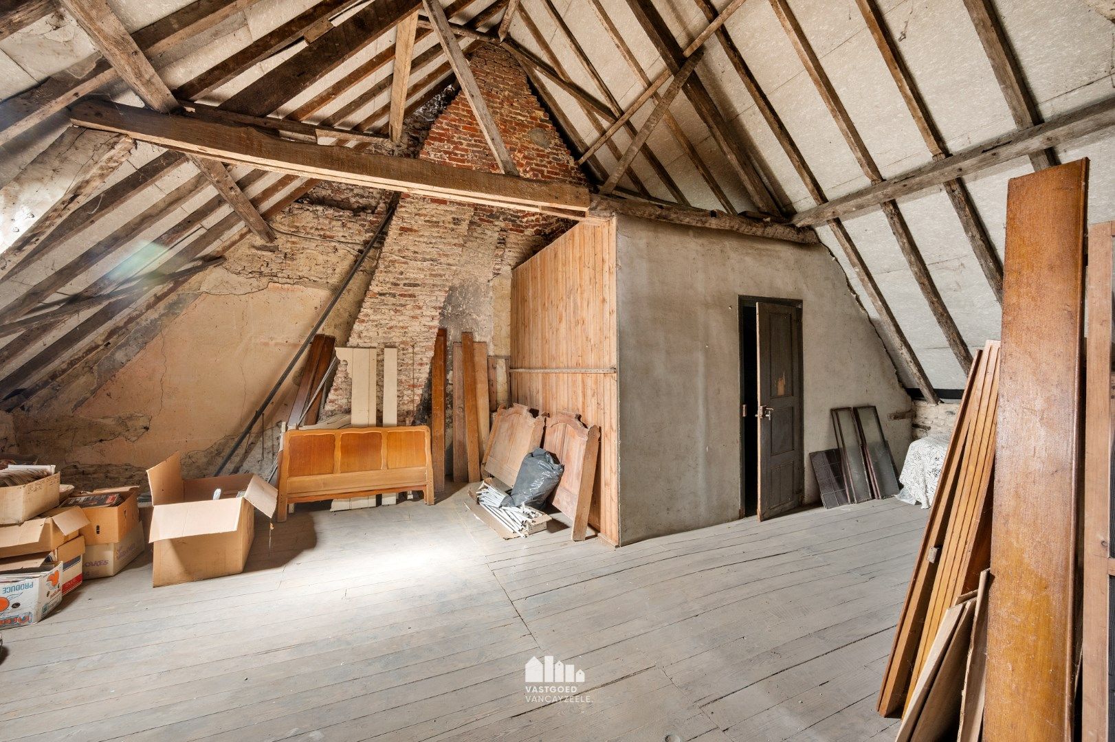 Te renoveren karaktervolle woning met garage in de dorpskern op een perceel van 1.180m².   foto 14