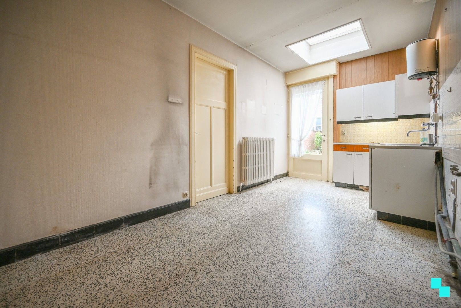 Te renoveren woning met drie slaapkamers nabij centrum Izegem foto 11