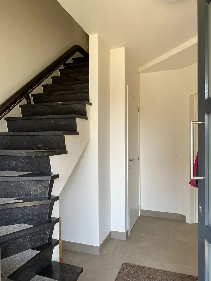 Instapklare, drempelloze gezinswoning met 4 slaapkamers, 2 badkamers en prachtige tuin foto 2