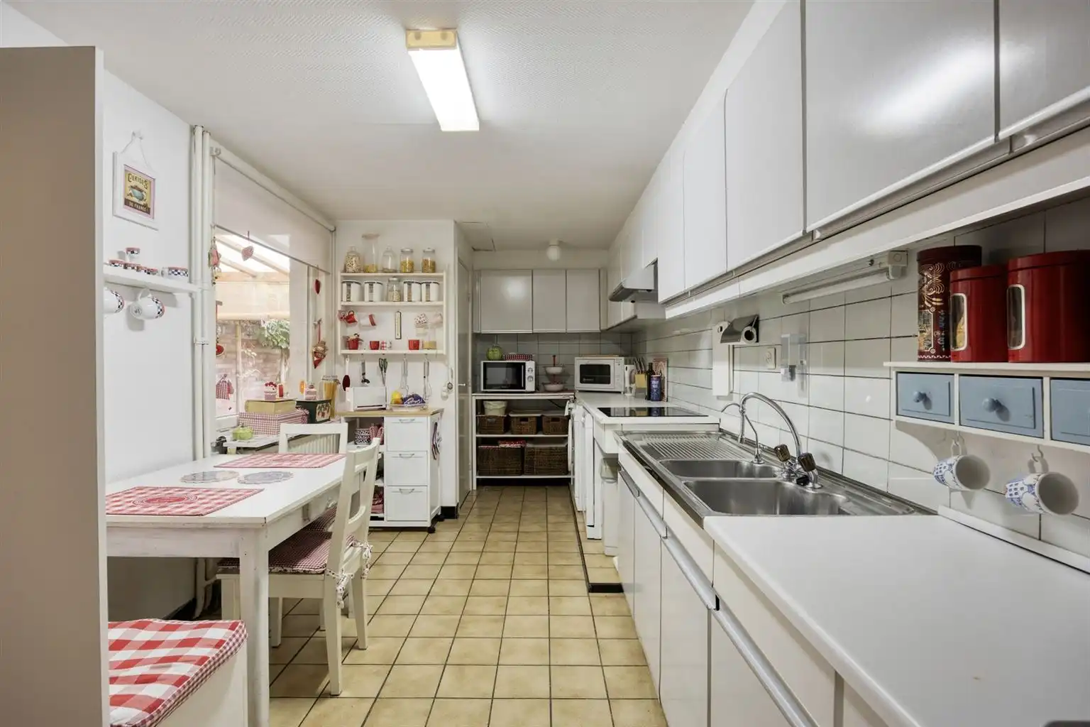 Prachtige karaktervolle stadswoning voorzien van 6 slaapkamers, ruime buitenkoer en vrijstaande garage in het centrum van Maaseik.  foto 12