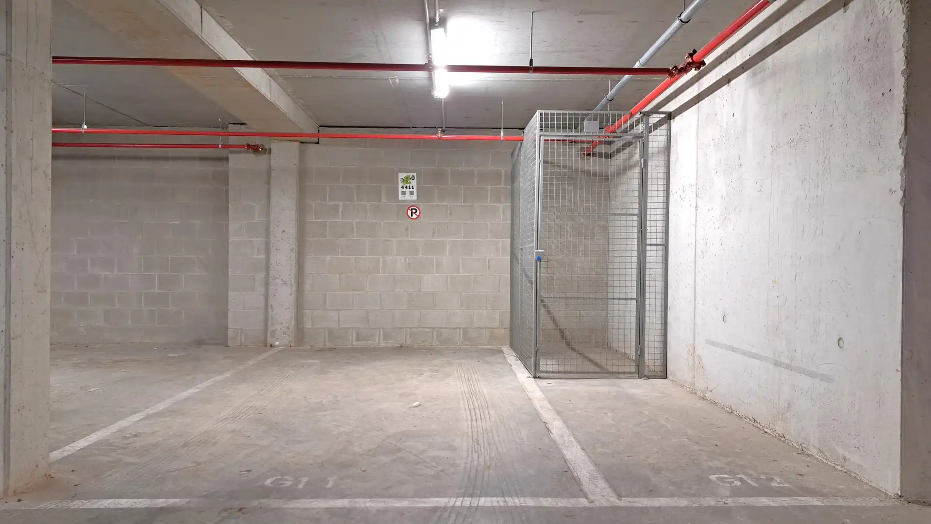 Brede autostaanplaats met berging foto {{pictureIndex}}