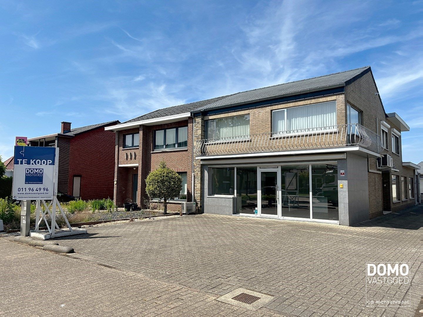 Commercieel gelegen handelspand met inclusief bovenliggend appartement te Kermt. foto 2