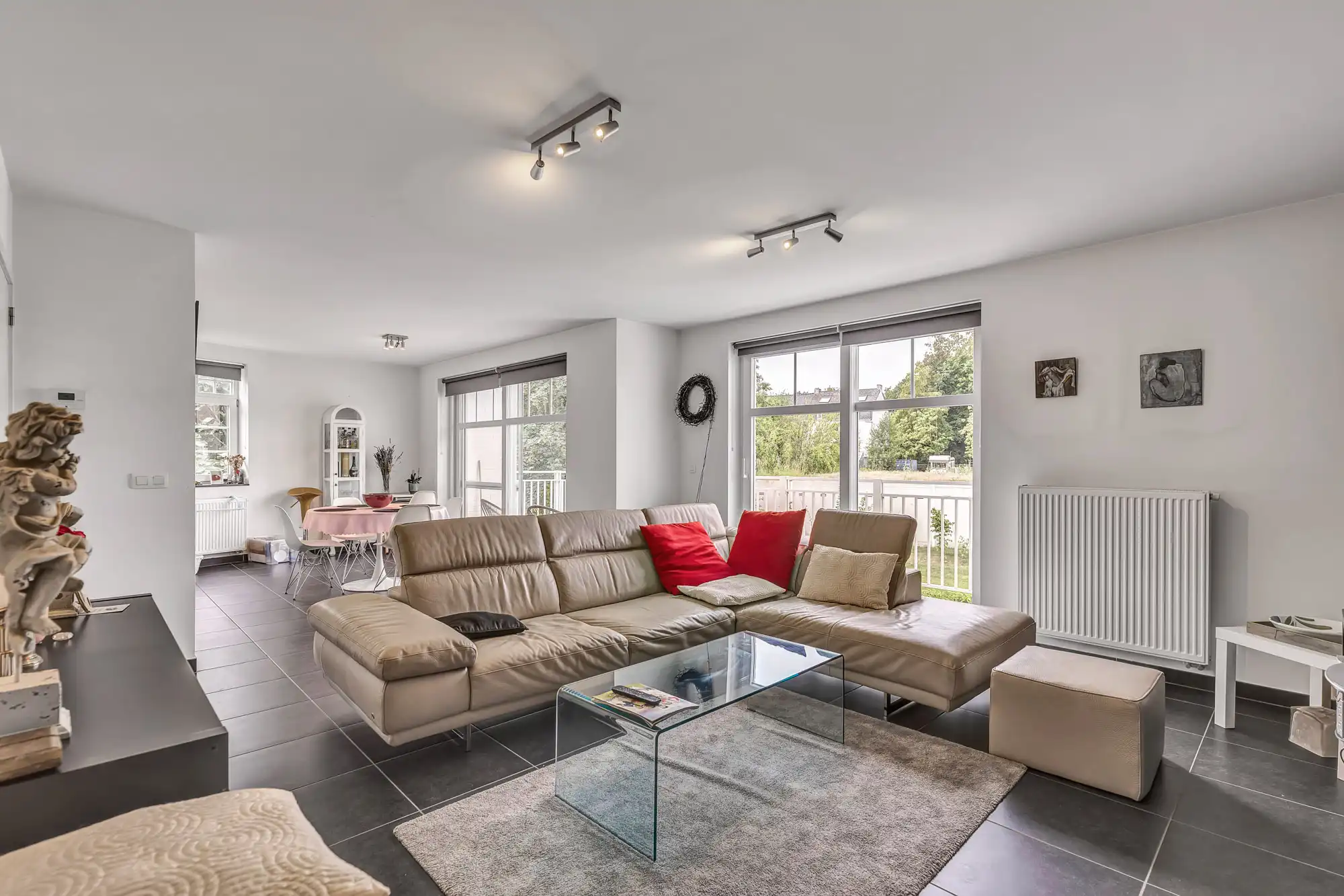 Ruim appartement met vier slpks, terras en autostaanplaats foto 4