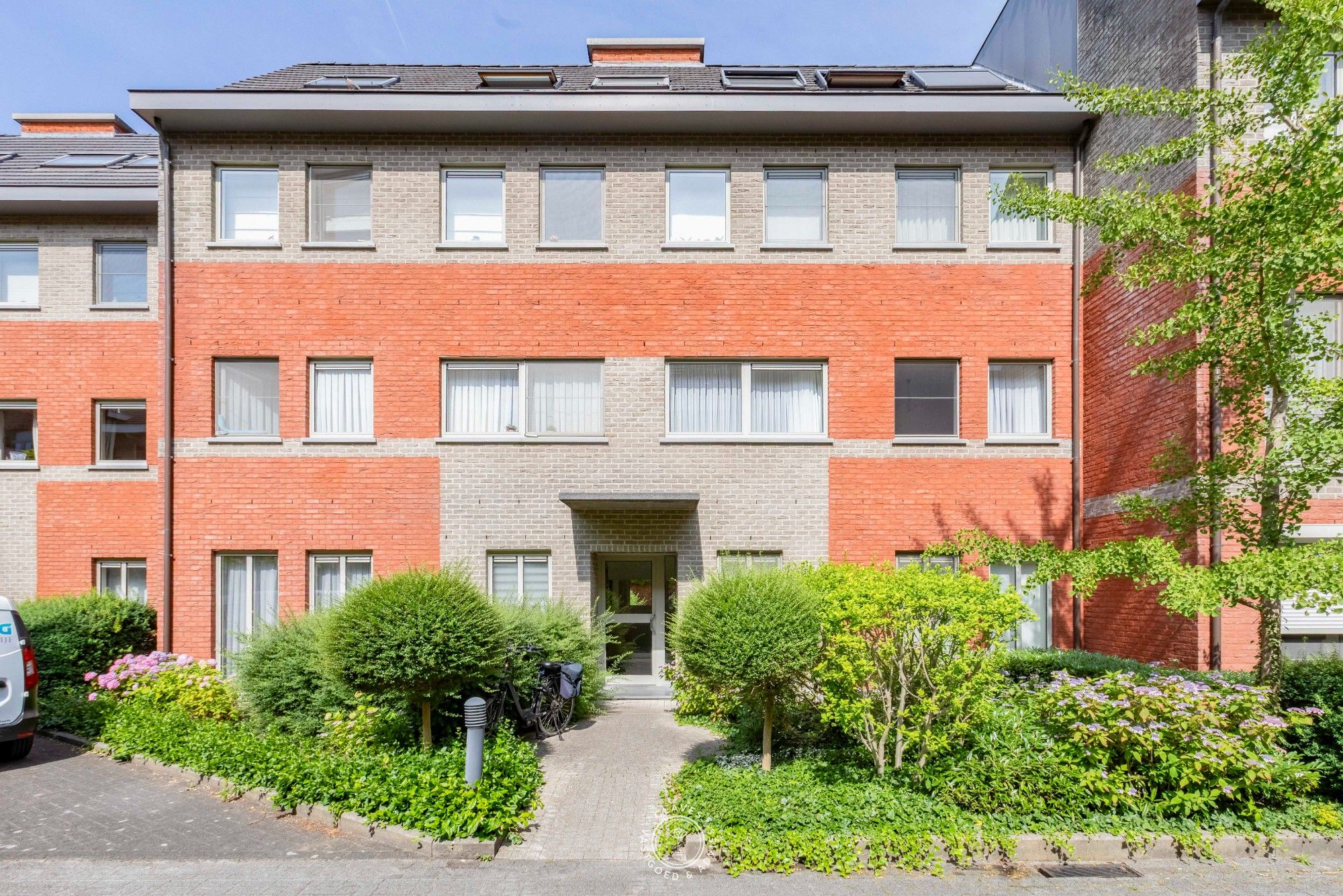 Gelijkvloers appartement met ruim terras en tuintje op een gesloten en groene residentie. foto 19