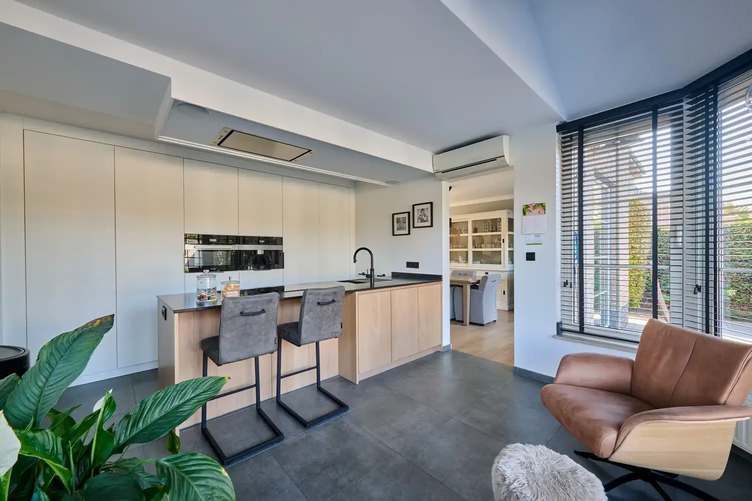 Prachtige instapklare villa met heerlijke leefruimtes voorzien van alle comfort, 4 slaapkamers, 3 badkamers, een perfect aangelegde tuin in alle privacy foto 5