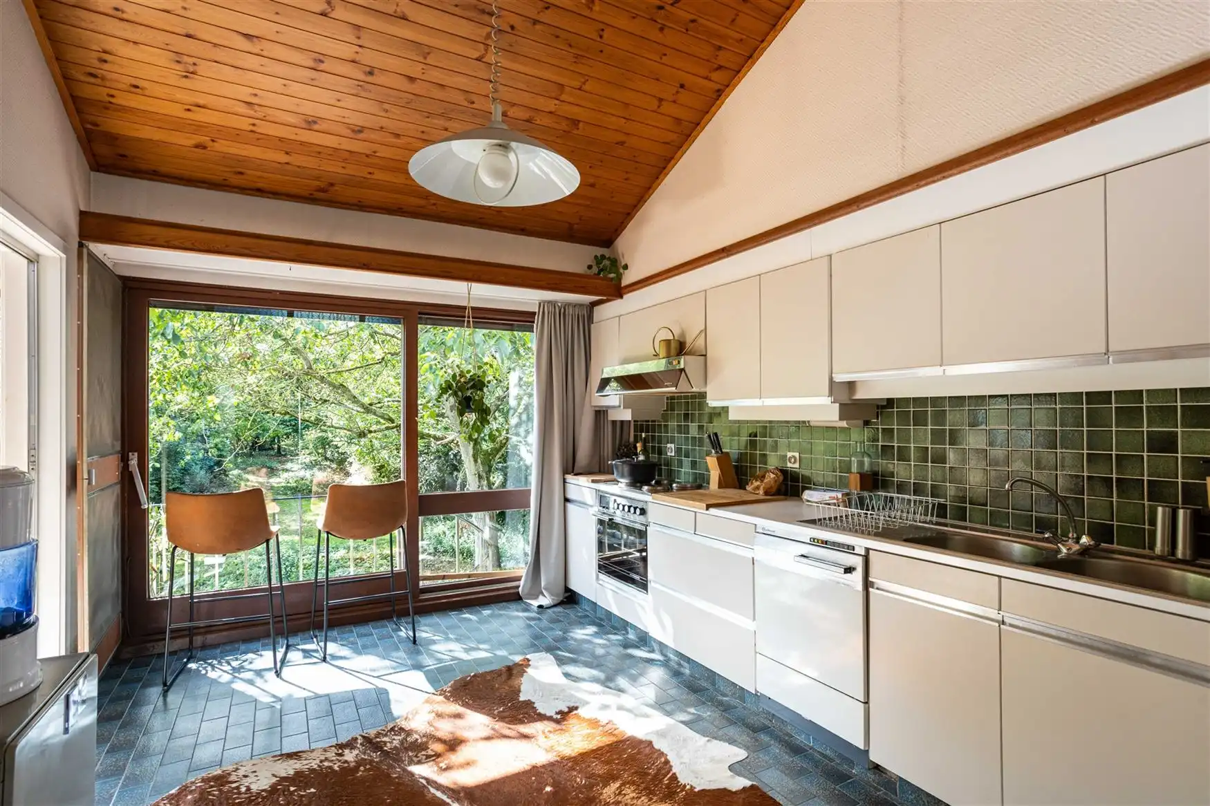 Retro-architecturale villa omringd door groen en privacy foto 4