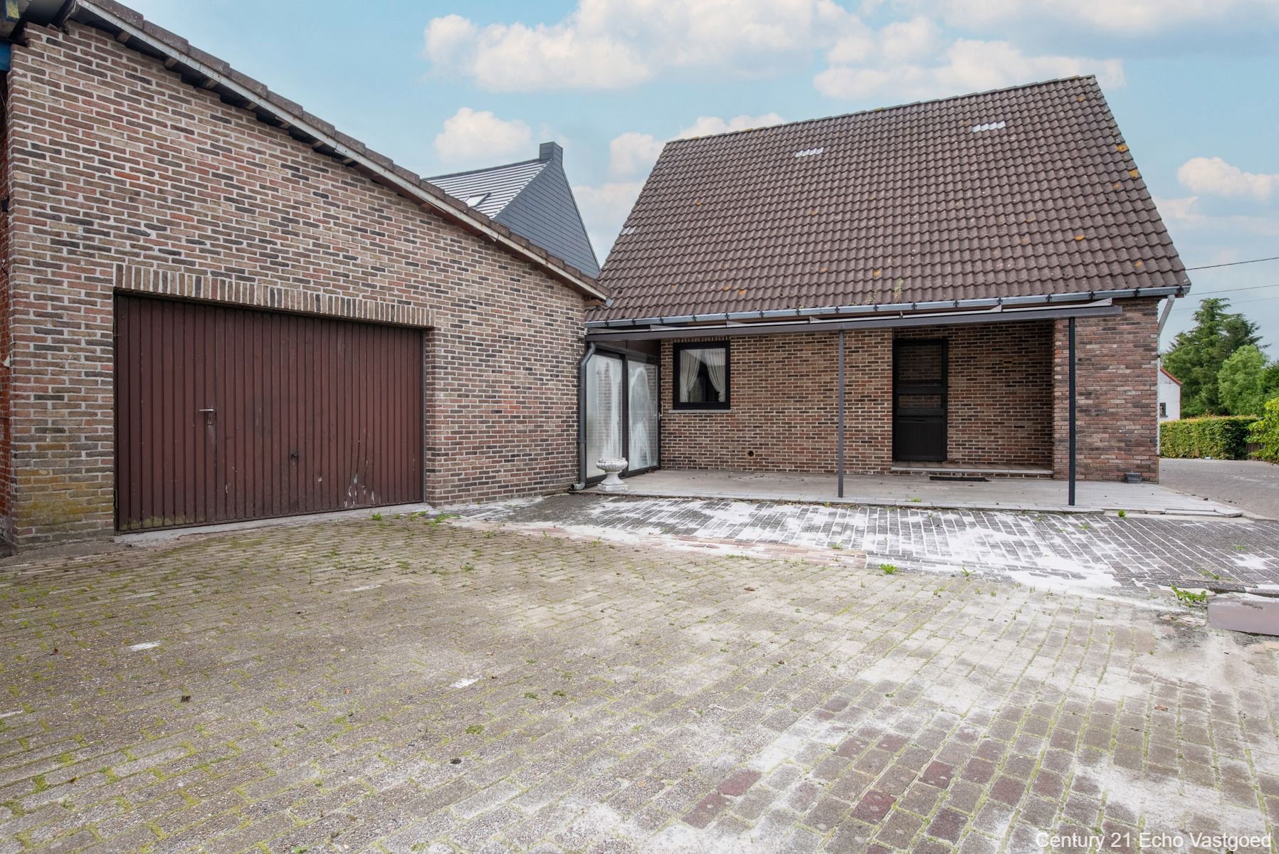 Karakterwoning met hal, garages, parking, tuin op ca 898m² foto 3