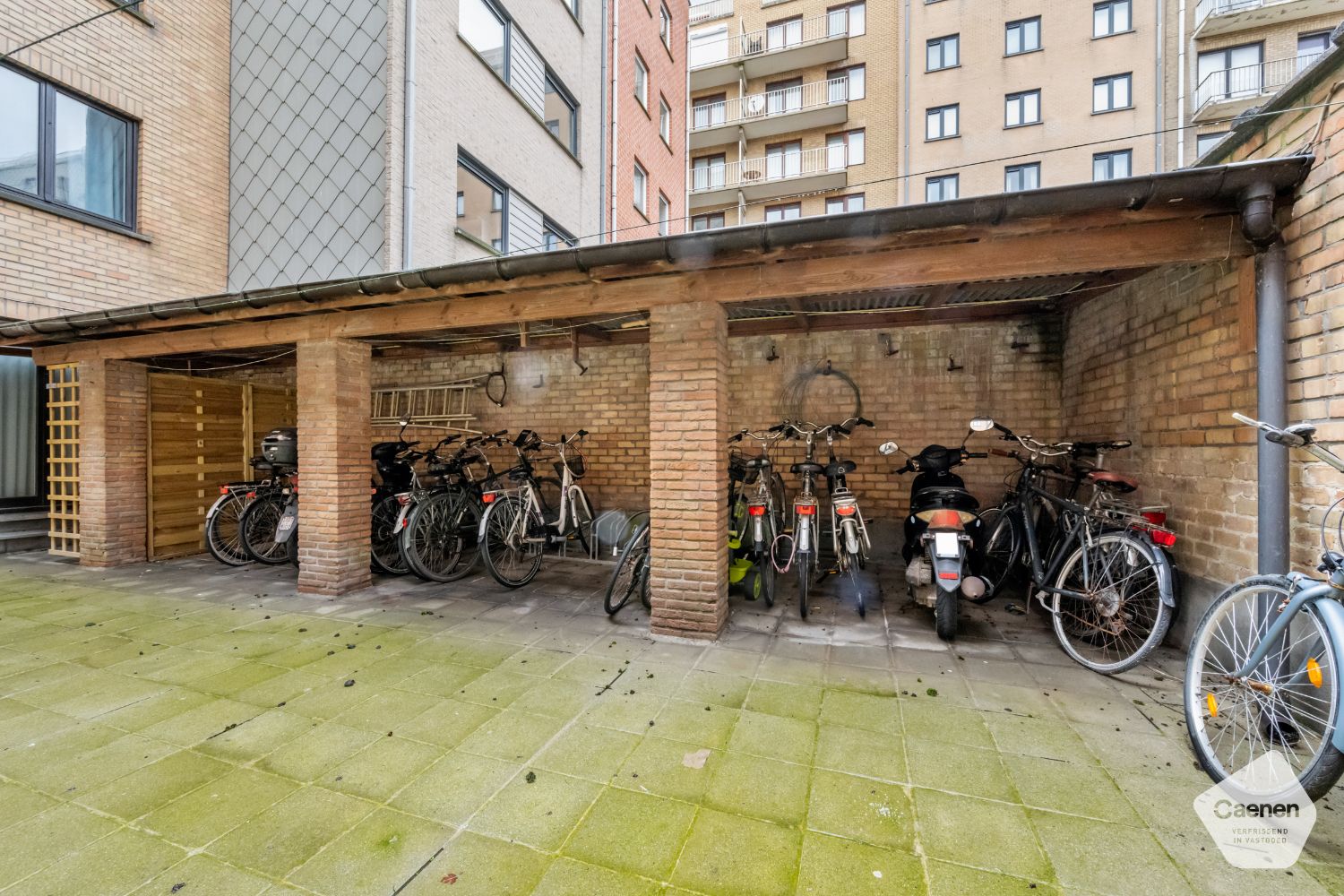 Ruim 4 slaapkamer appartement met zongericht terras en foto 24