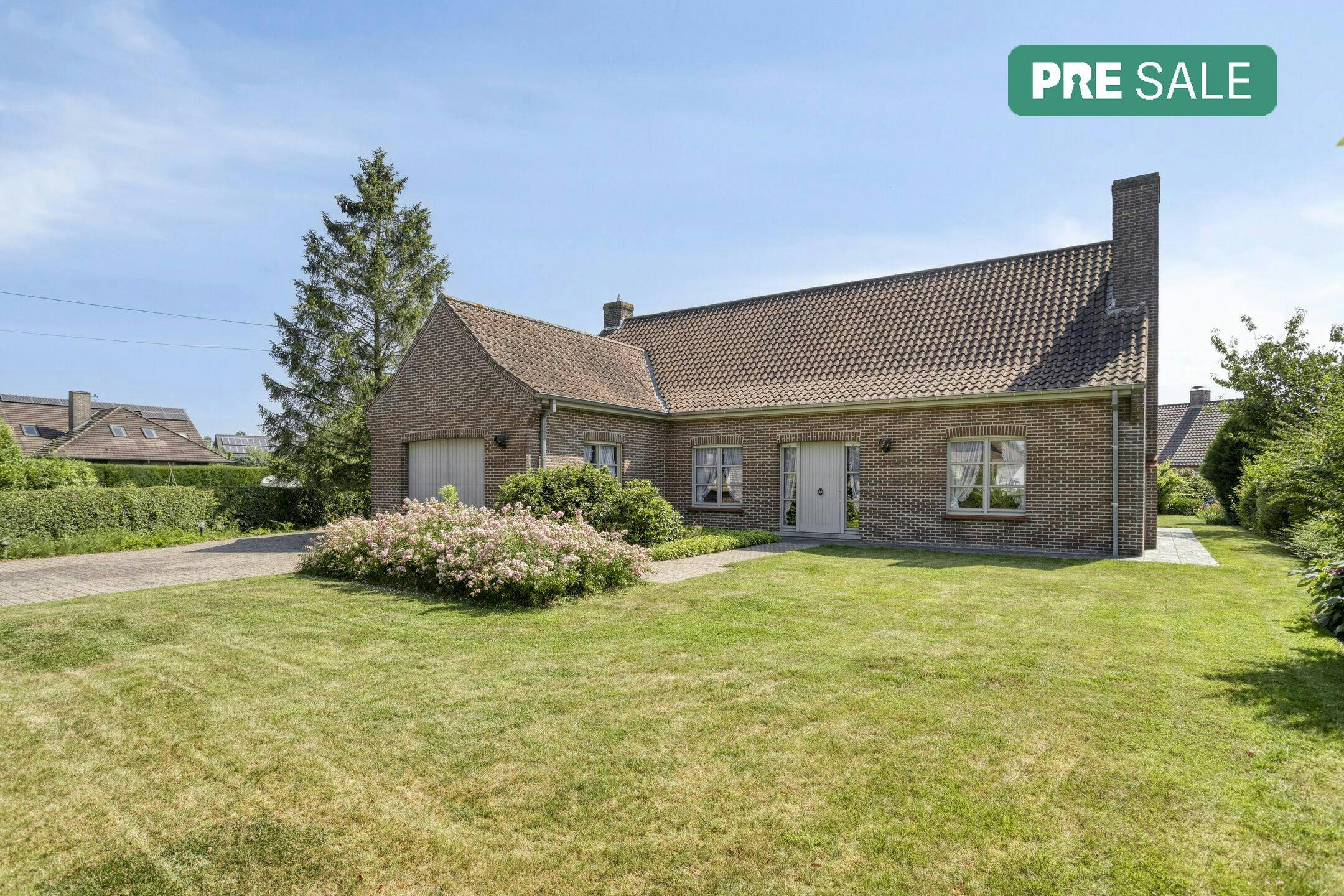 Karaktervolle villa op ruim perceel te koop in Roeselare foto {{pictureIndex}}