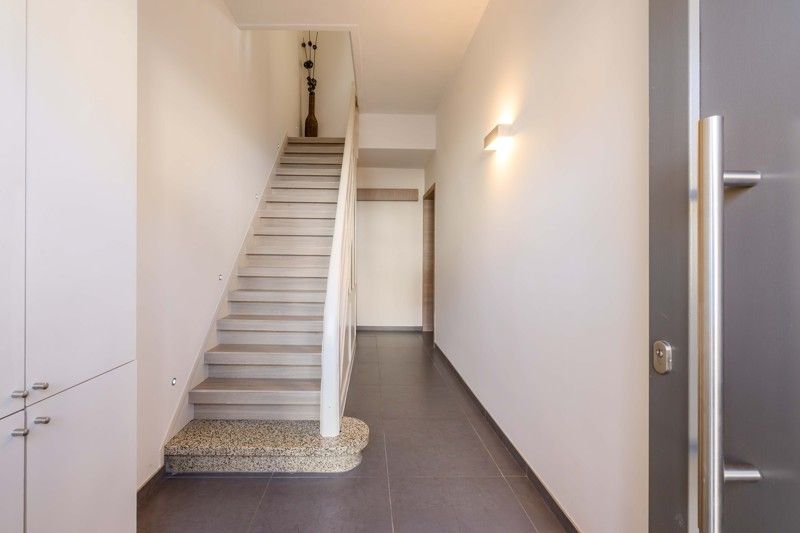 PERFECTE STARTERSWONING! Tot in de puntjes gerenoveerde woning nabij hartje Beveren-Leie! foto 2