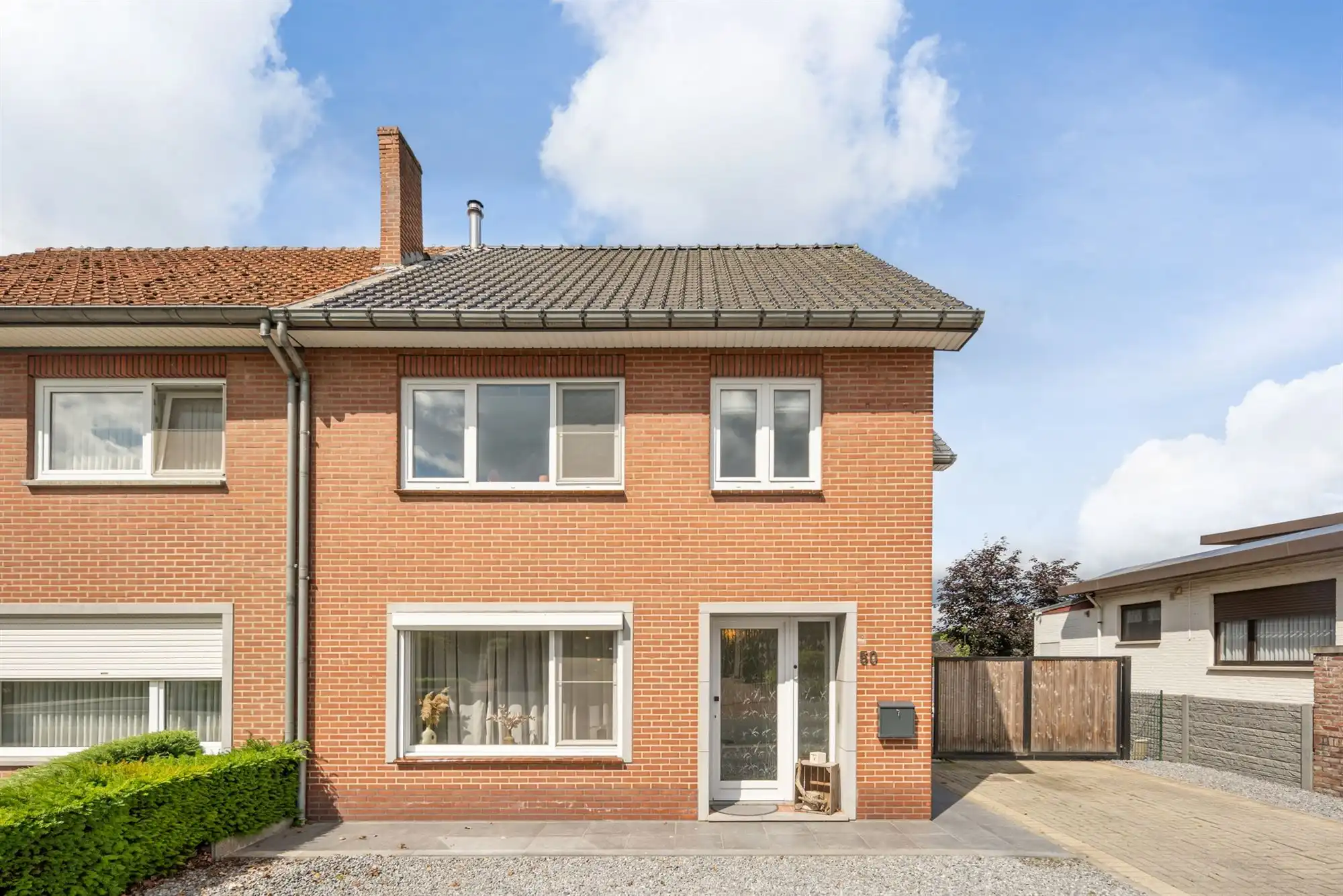 Gerenoveerde halfvrijstaande woning op perceel van 5a 57ca te Neeroeteren foto {{pictureIndex}}