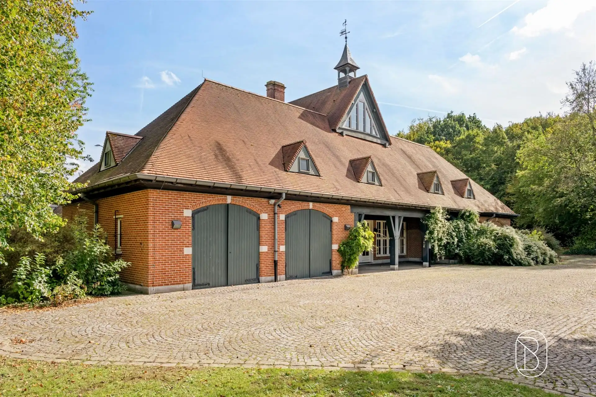 Hoofdfoto van de publicatie: Landhuis-villa in Deerlijk omgeven door groen met 4 kamers