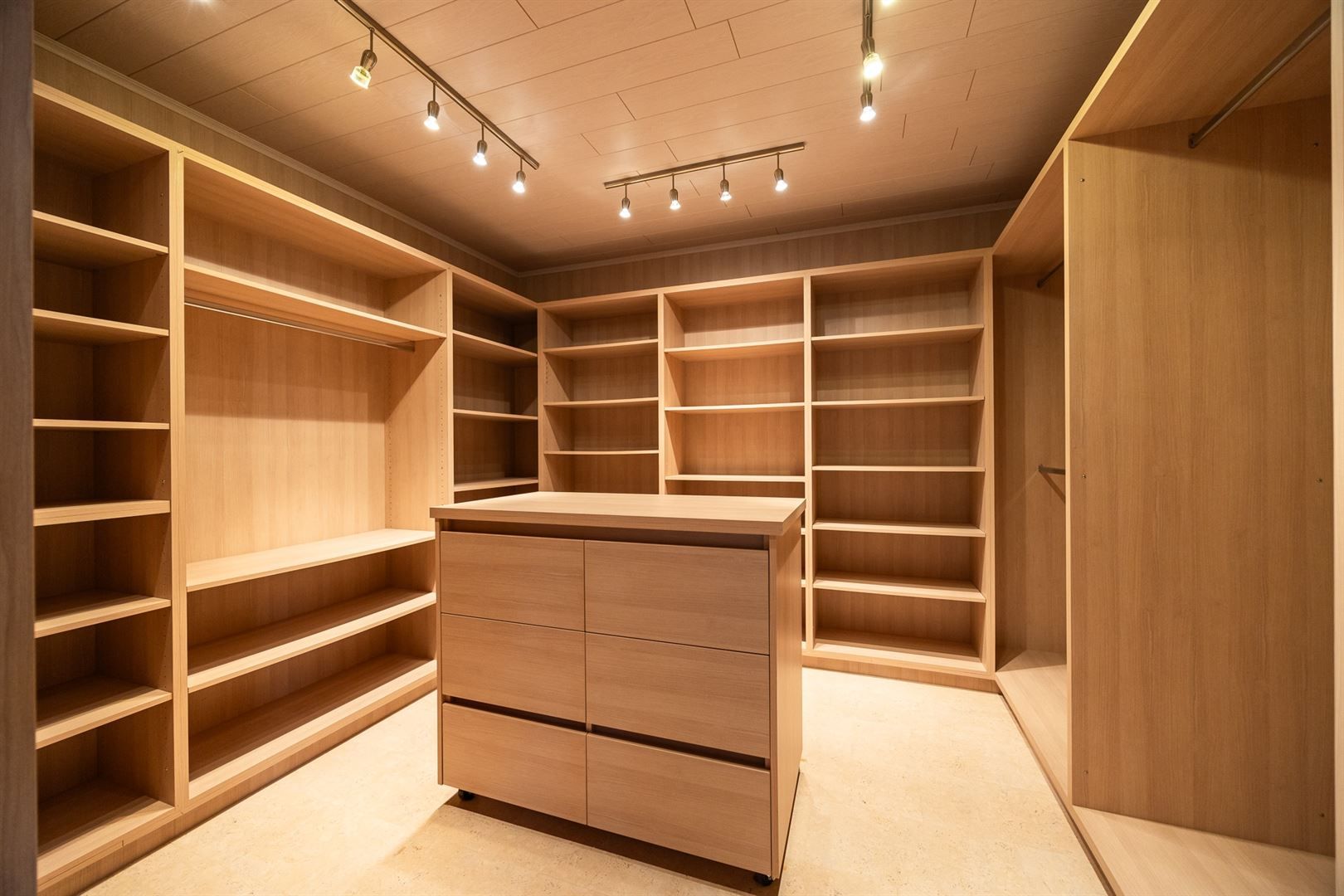 Woning in zuiderse stijl met ruim bijgebouw op Zuid perceel. foto 16