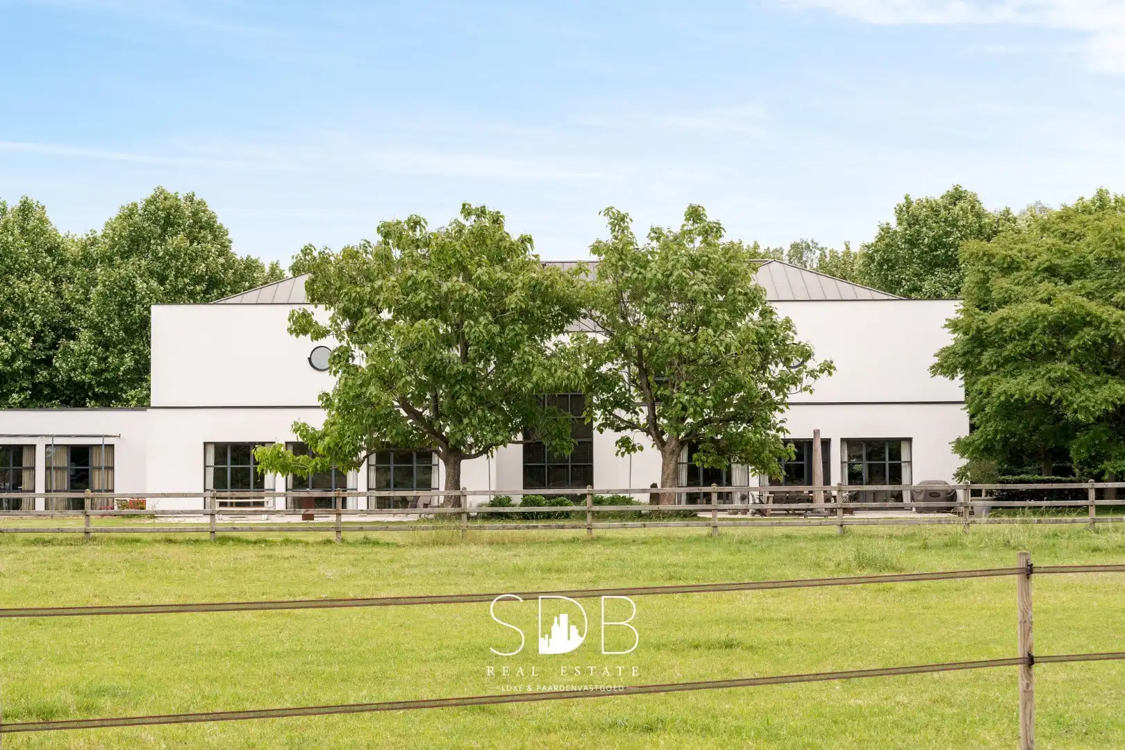 Prachtige villa met hippische accommodatie en graslanden op +/- 9 ha foto 29