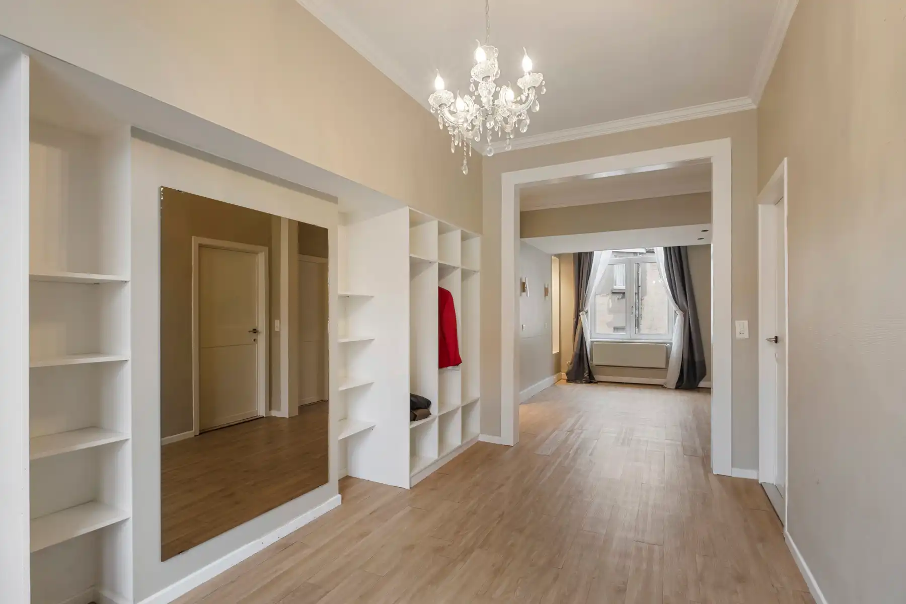 Ruim gerenoveerd herenhuis in Oostende. foto 8