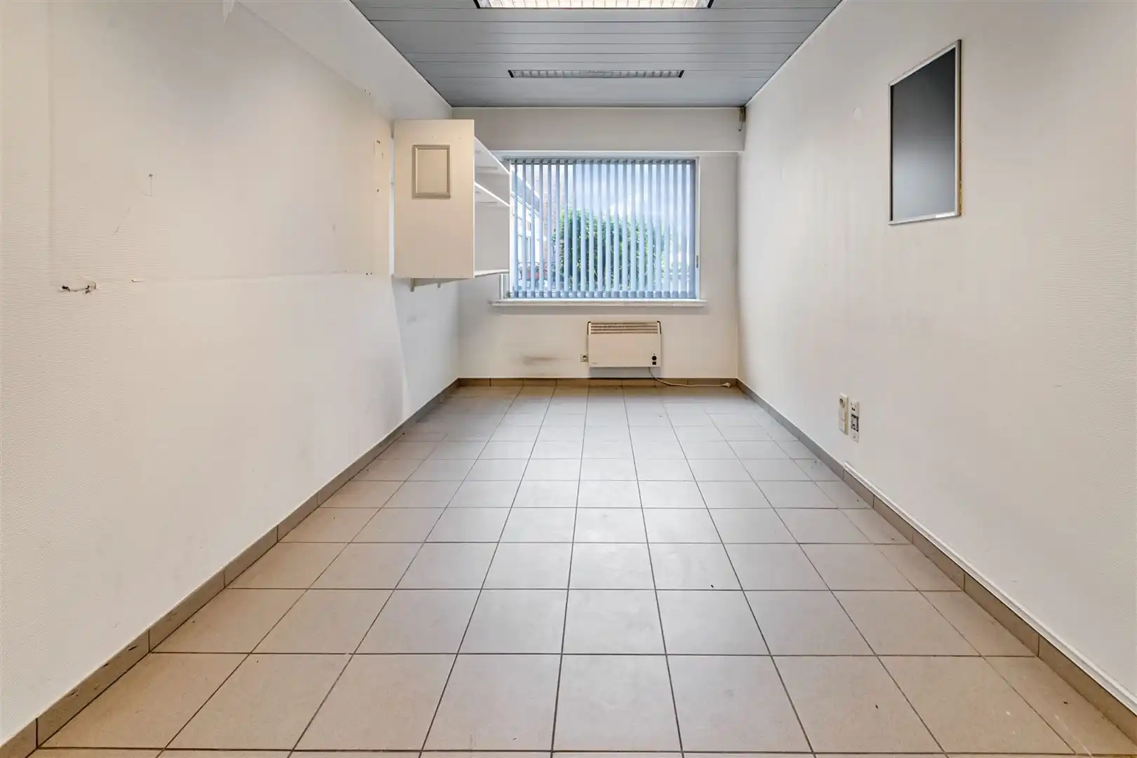 Centraal gelegen zeer ruim commercieel pand met 5 parkeerplaatsen foto 13