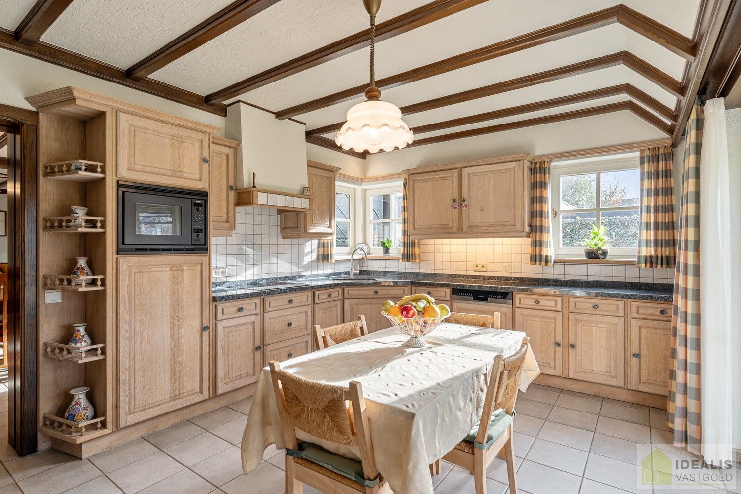 RUIME, INSTAPKLARE EN ENERGETISCH AANGEPASTE WONING VOORZIEN VAN 15 ZONNEPANELEN EN ZONNEBOILER. RIANTE WOONKAMER, KNAPPE KEUKEN, APART BUREEL, APARTE HOBBYRUIMTE, FIJNE WASPLAATS, 4 SLAAPKAMERS, 2 BADKAMERS EN INPANDIGE GARAGE! foto 22