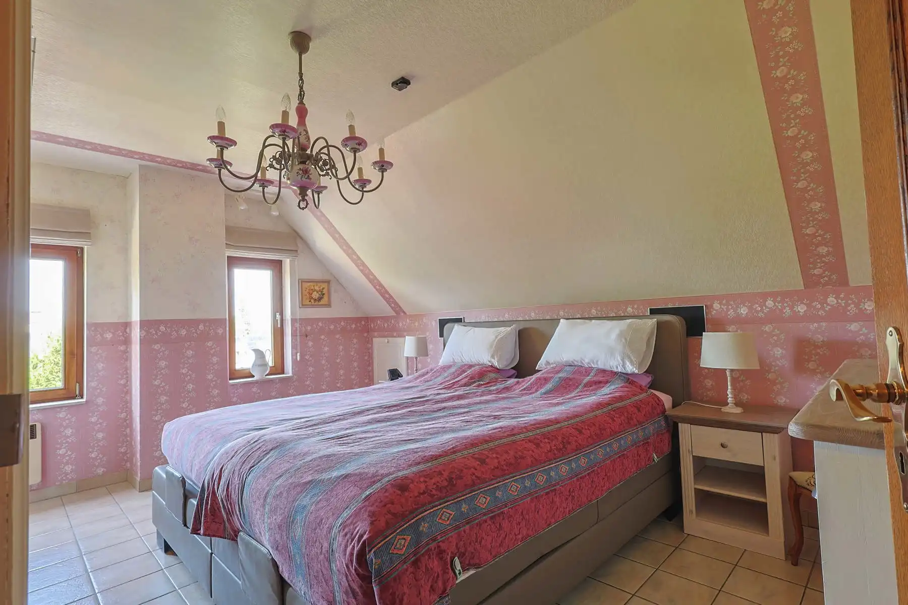 Landelijke villa met werkruimte, paardenstal en grote tuin foto 14