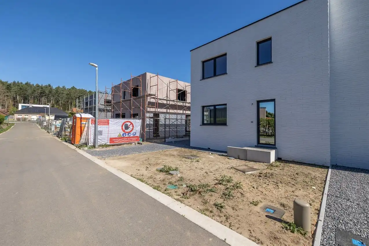 Kwalitatief afgewerkte nieuwbouwwoning met 3 slk. foto 35