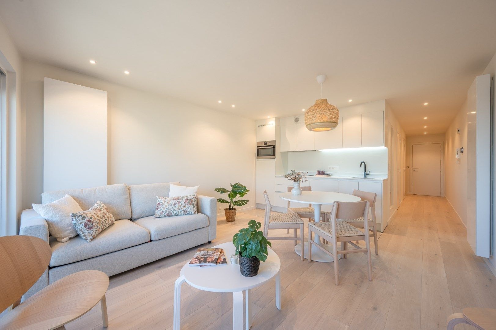Prachtig gerenoveerd appartement met open panoramische zichten en zeezicht, op het Heldenplein te Heist foto {{pictureIndex}}
