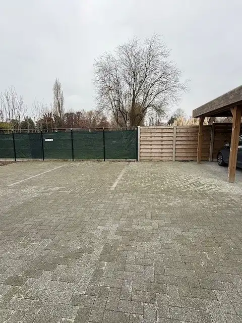 Parkeerplaats weg van de straat nabij centrum van Staden. foto {{pictureIndex}}