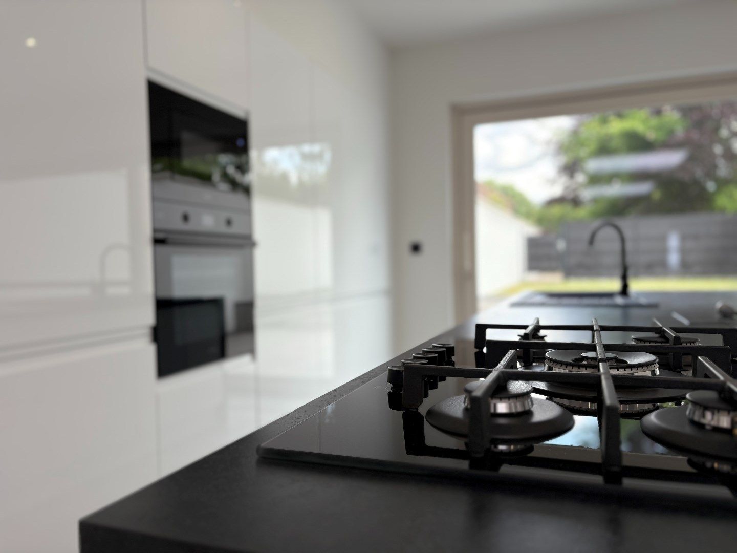 Compleet gerenoveerde woning met uitweg, 2 badks, ¾ slks en tuin. foto 3