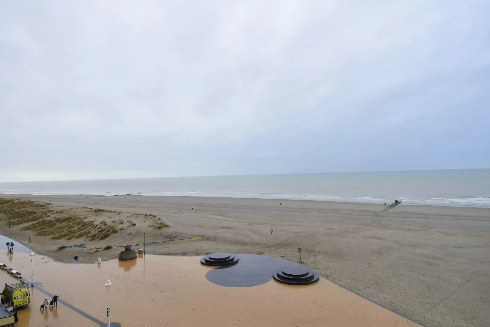 Appartement met frontaal zeezicht op de zeedijk in Nieuwpoort foto 21