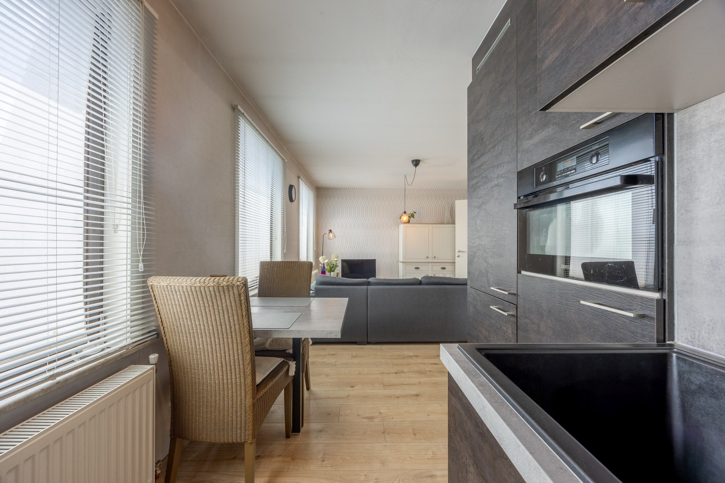 Lichtrijk & gerenoveerd appartement foto 5