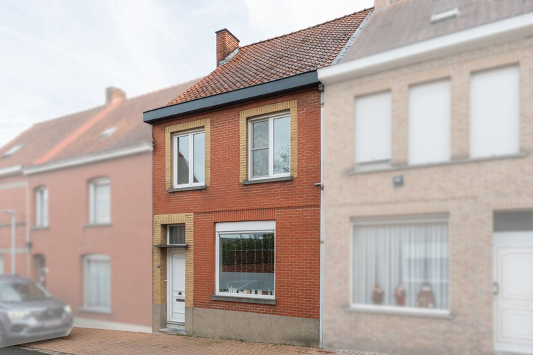 Vernieuwde woning met garage en stadstuintje foto {{pictureIndex}}