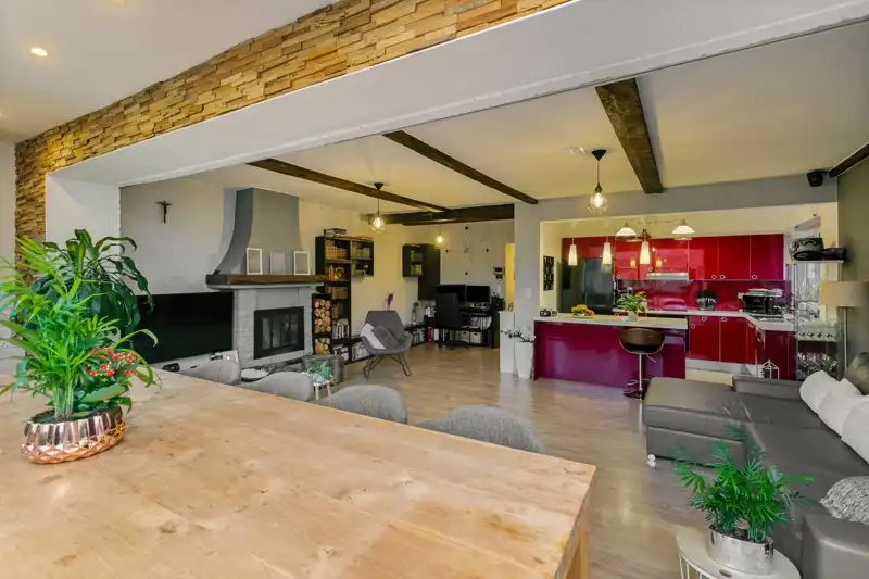 GELIJKVLOERSAPPARTEMENT MET TUIN EN GARAGE IN KONINGSLO foto 2