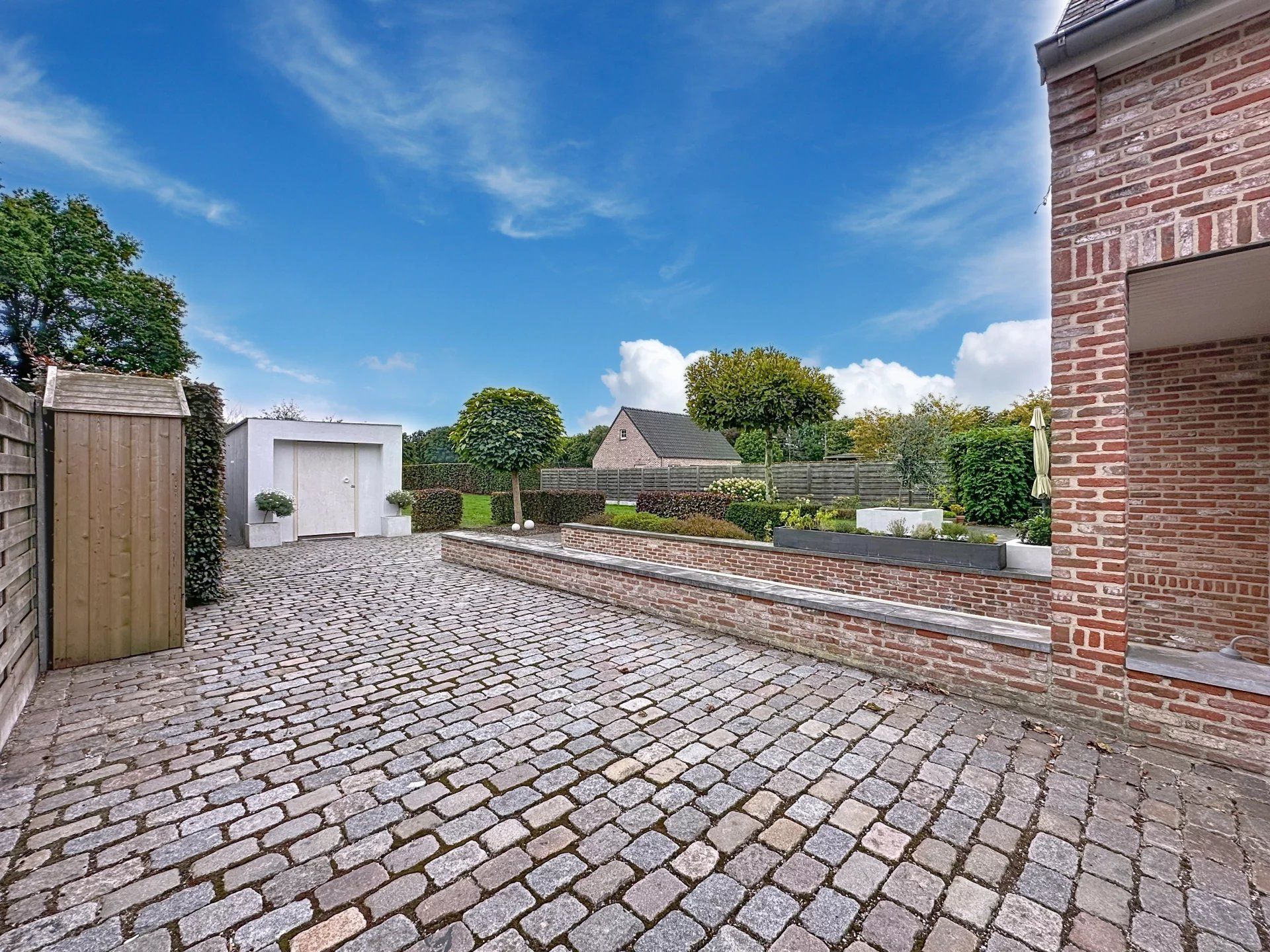 Prachtige landelijke gelegen vrijstaande woning uit 2001, gelegen op een perceel van 16a 43ca. Deze woning biedt comfort, ruimte en privacy met hoogwaardige afwerking en moderne gemakken. foto 55