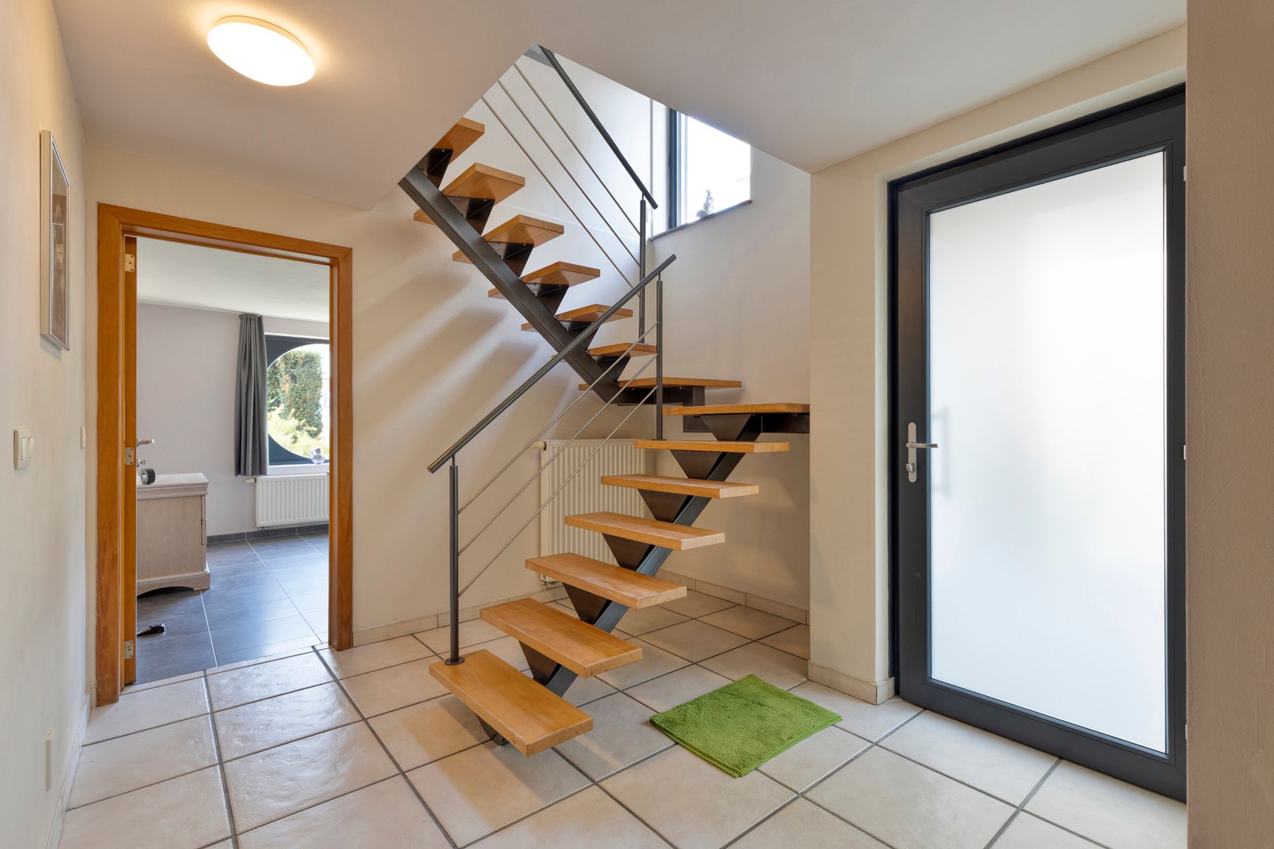 Ruime woning met 4 slaapkamers, garage en tuin foto 4